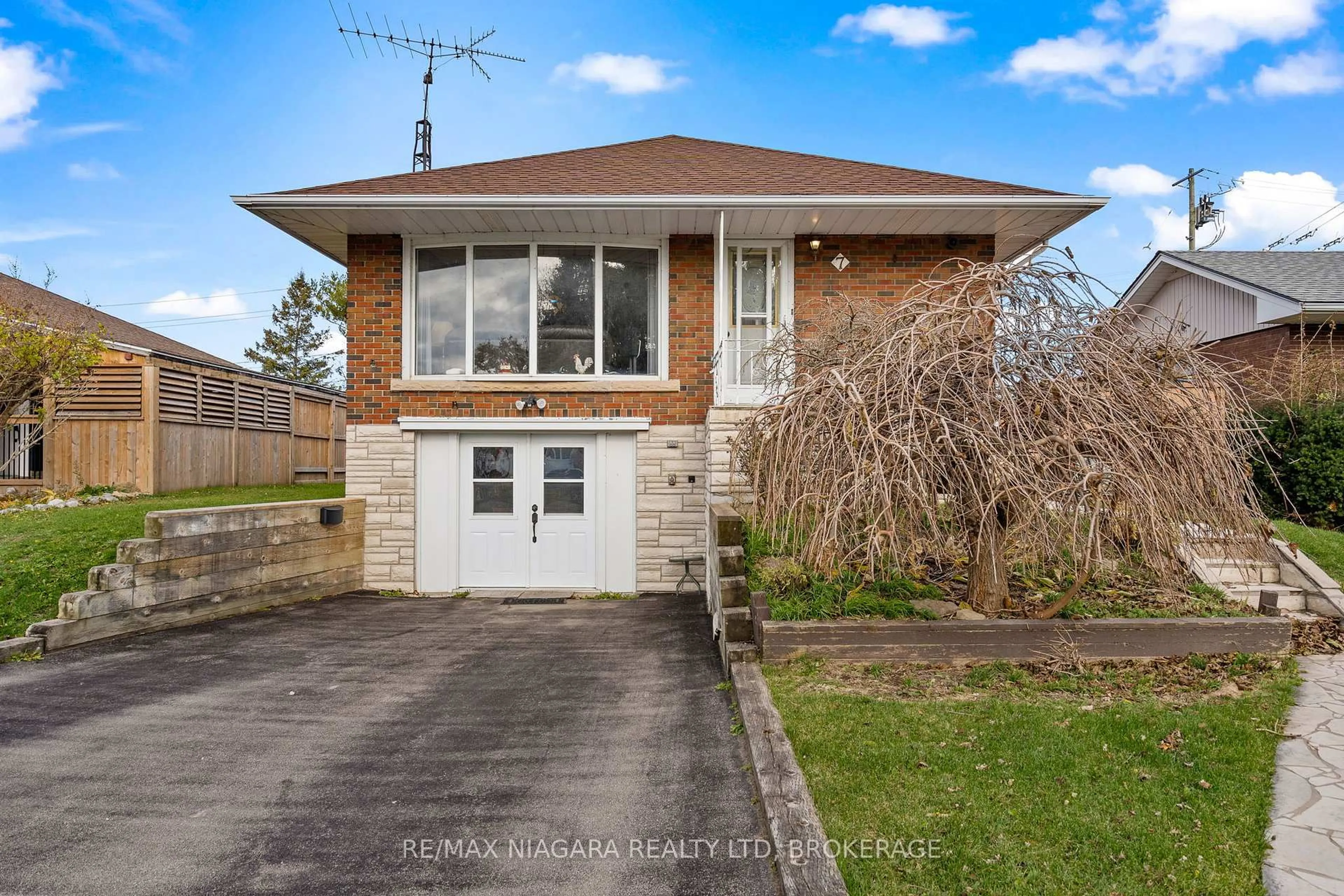 Home with brick exterior material, street for 7 South Cres, Port Colborne Ontario L3K 2X8