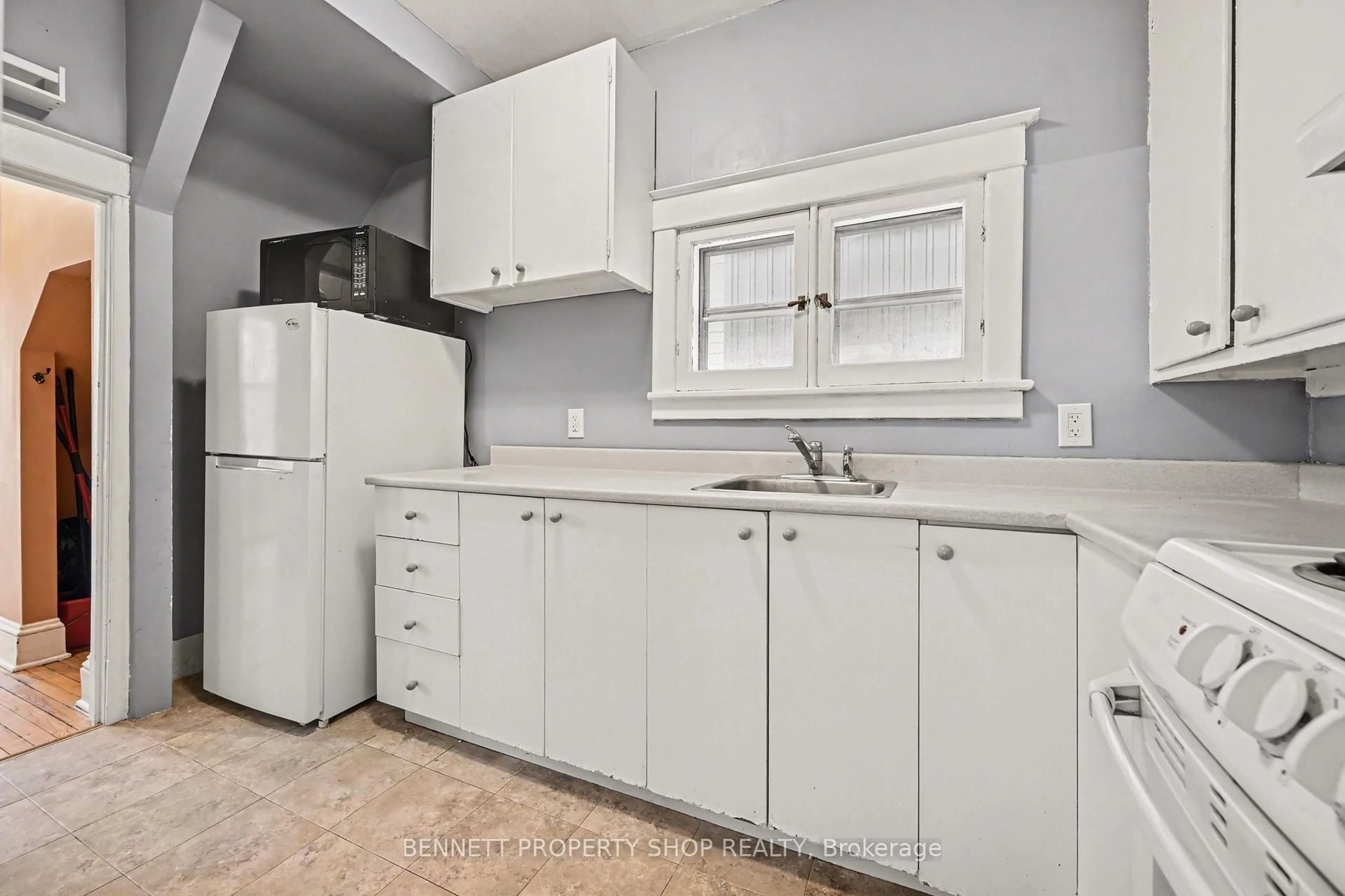 Standard kitchen, unknown for 56 Smirle Ave, Ottawa Ontario K1Y 0S1