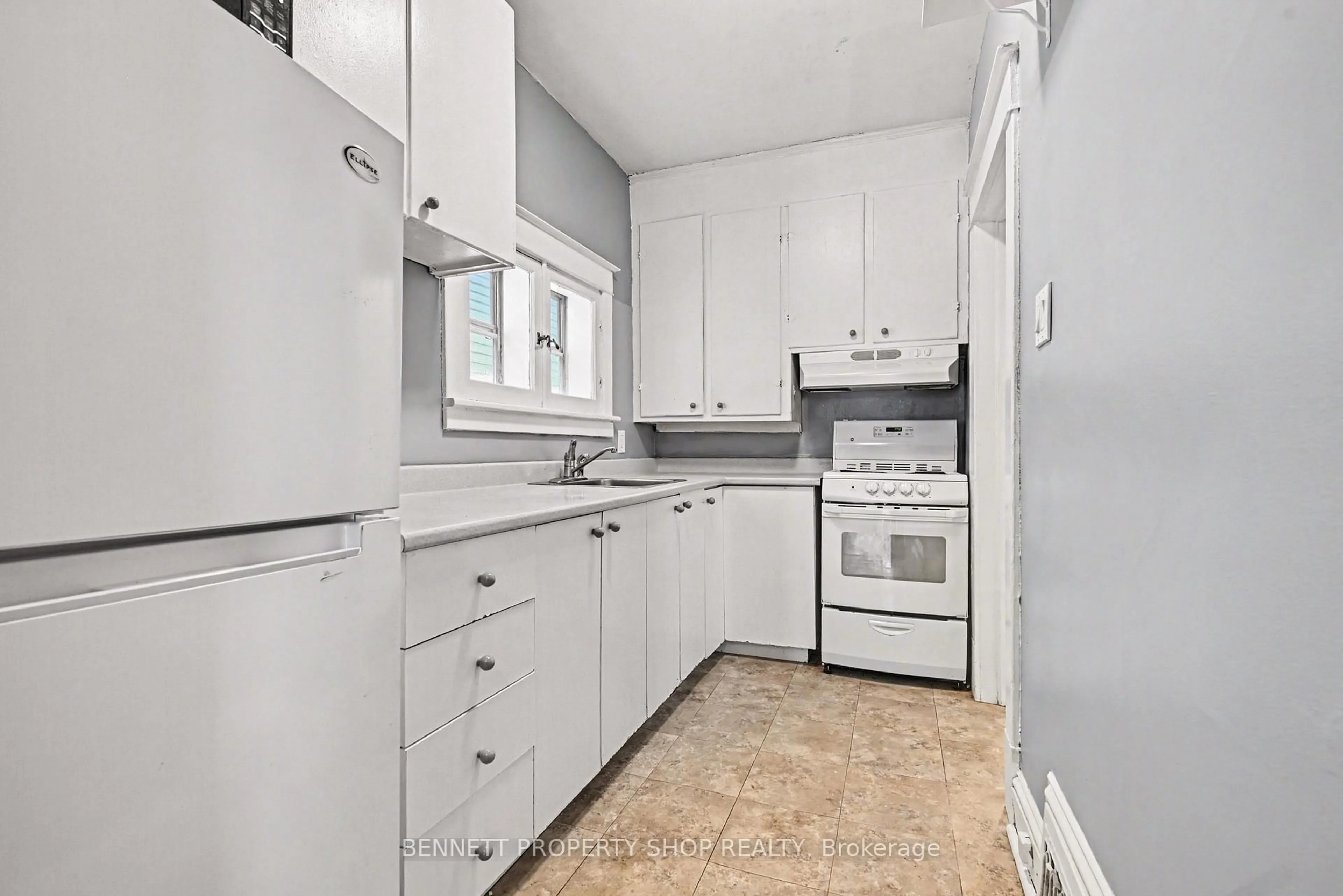 Standard kitchen, unknown for 56 Smirle Ave, Ottawa Ontario K1Y 0S1