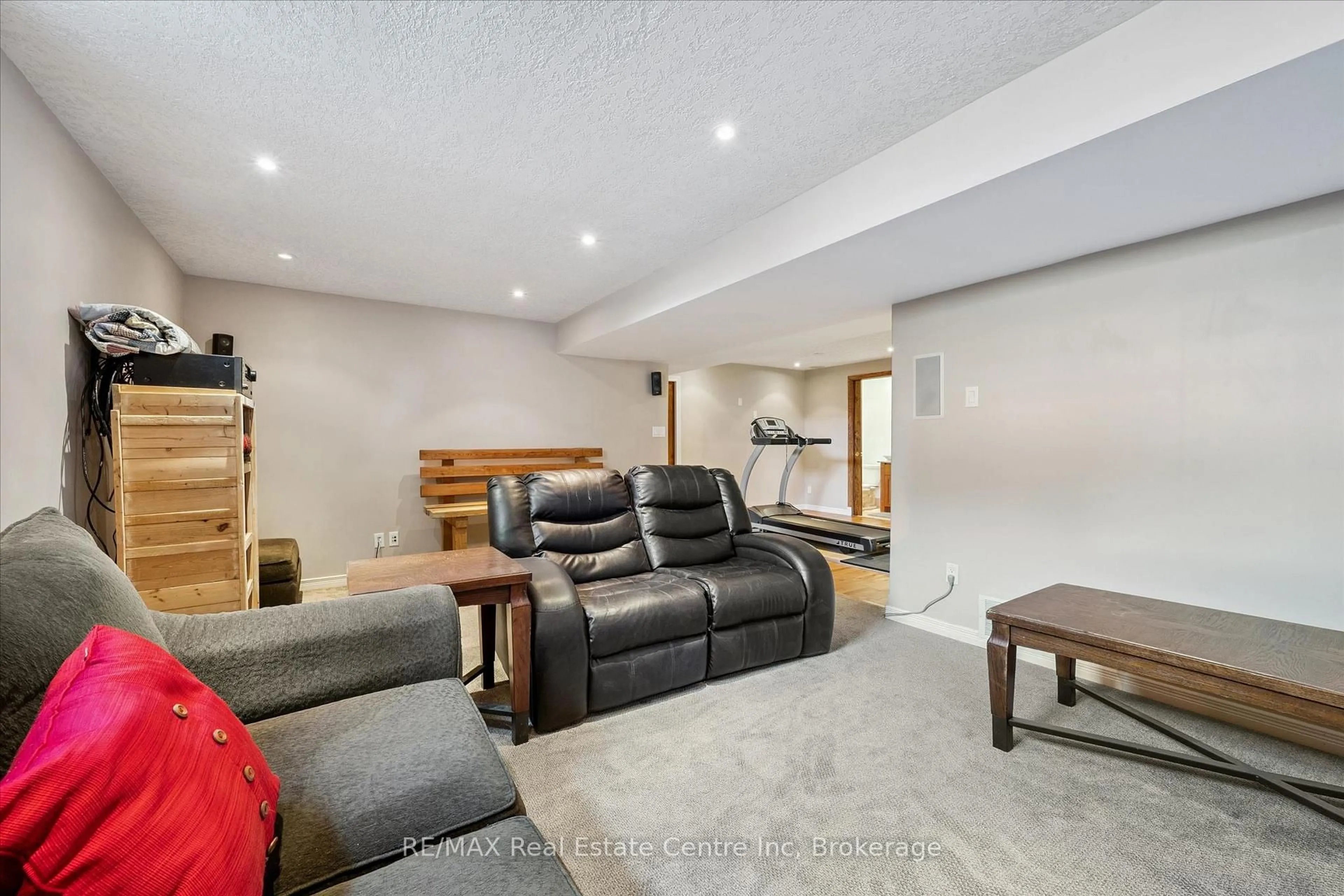 Unknown for 332 Daniel Cres, Centre Wellington Ontario N0B 1S0