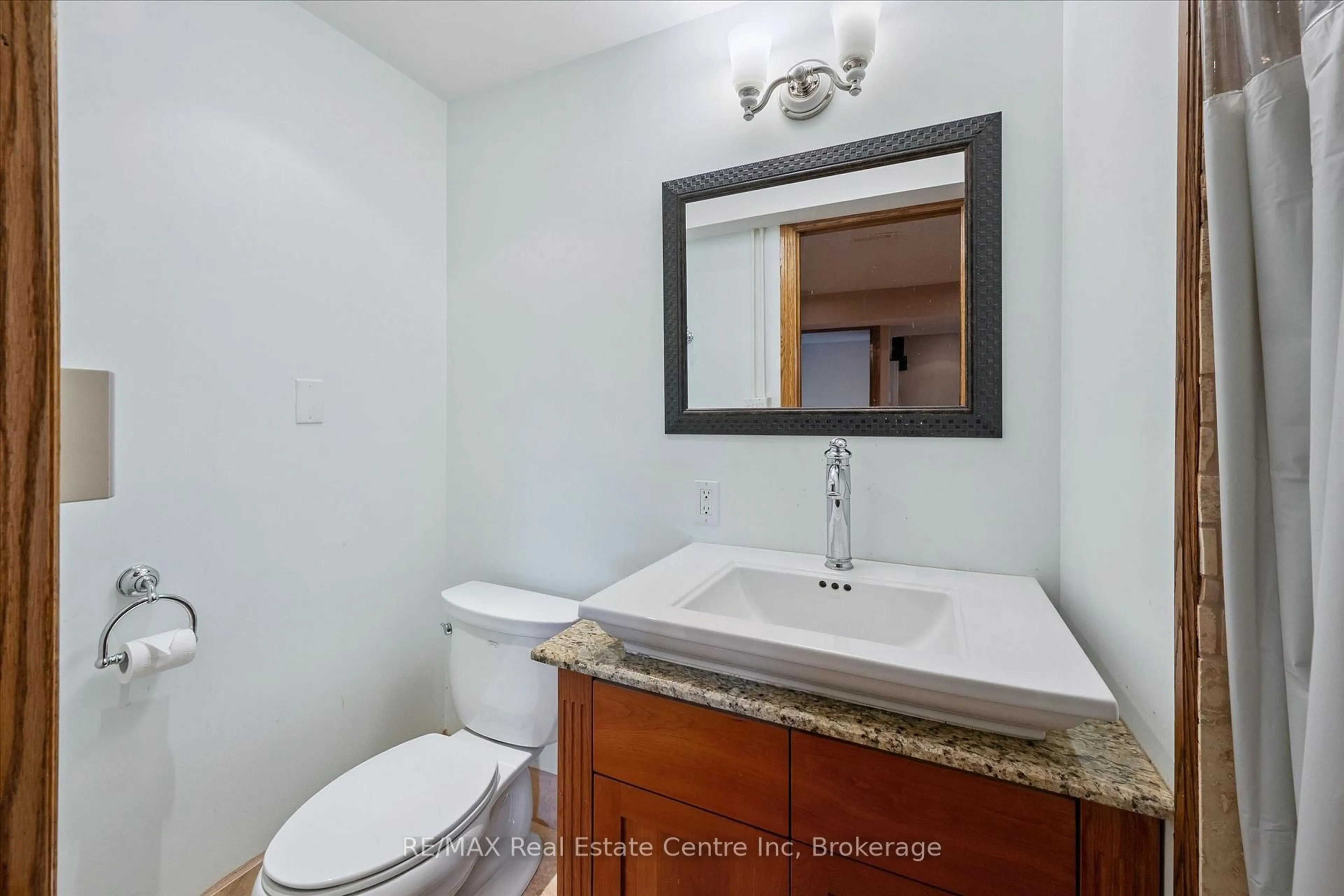 Standard bathroom, ceramic/tile floor for 332 Daniel Cres, Centre Wellington Ontario N0B 1S0