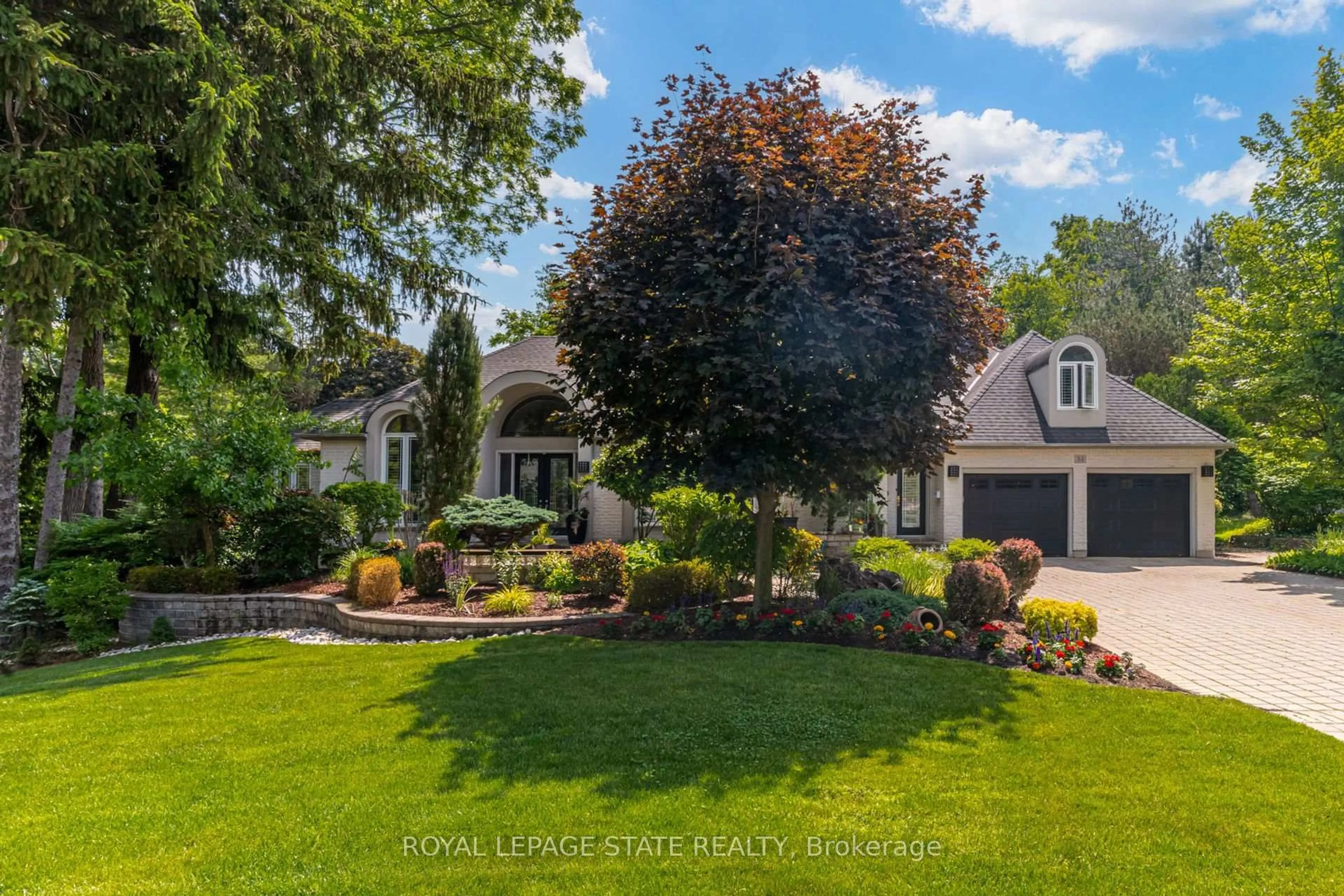 A pic from outside/outdoor area/front of a property/back of a property/a pic from drone, unknown for 34 Harrington Pl, Hamilton Ontario L9G 4Z2