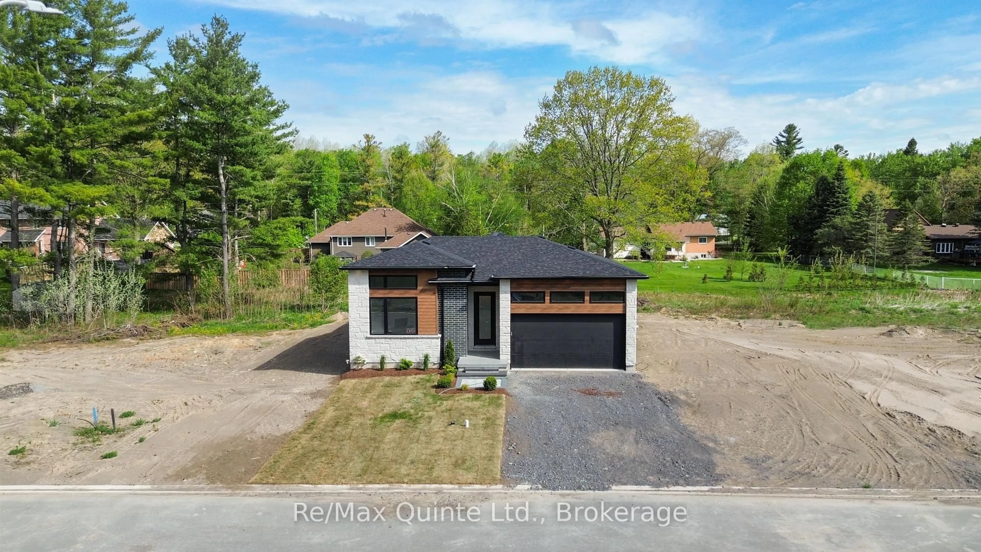 A pic from outside/outdoor area/front of a property/back of a property/a pic from drone, street for 27 Exeter Crt, Ingleside Ontario K8V 5P4