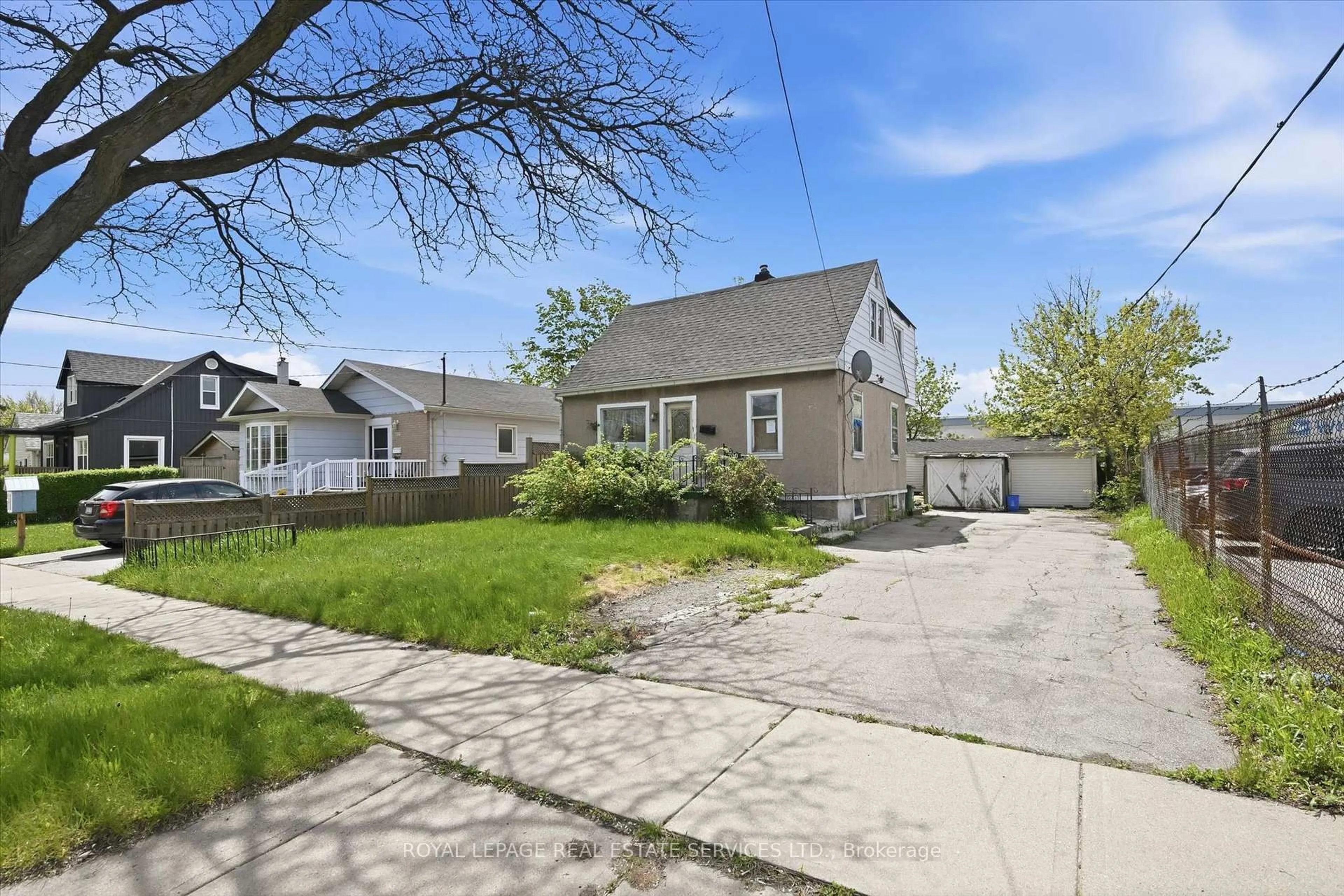 A pic from outside/outdoor area/front of a property/back of a property/a pic from drone, street for 700 Rennie St, Hamilton Ontario L8H 3R2