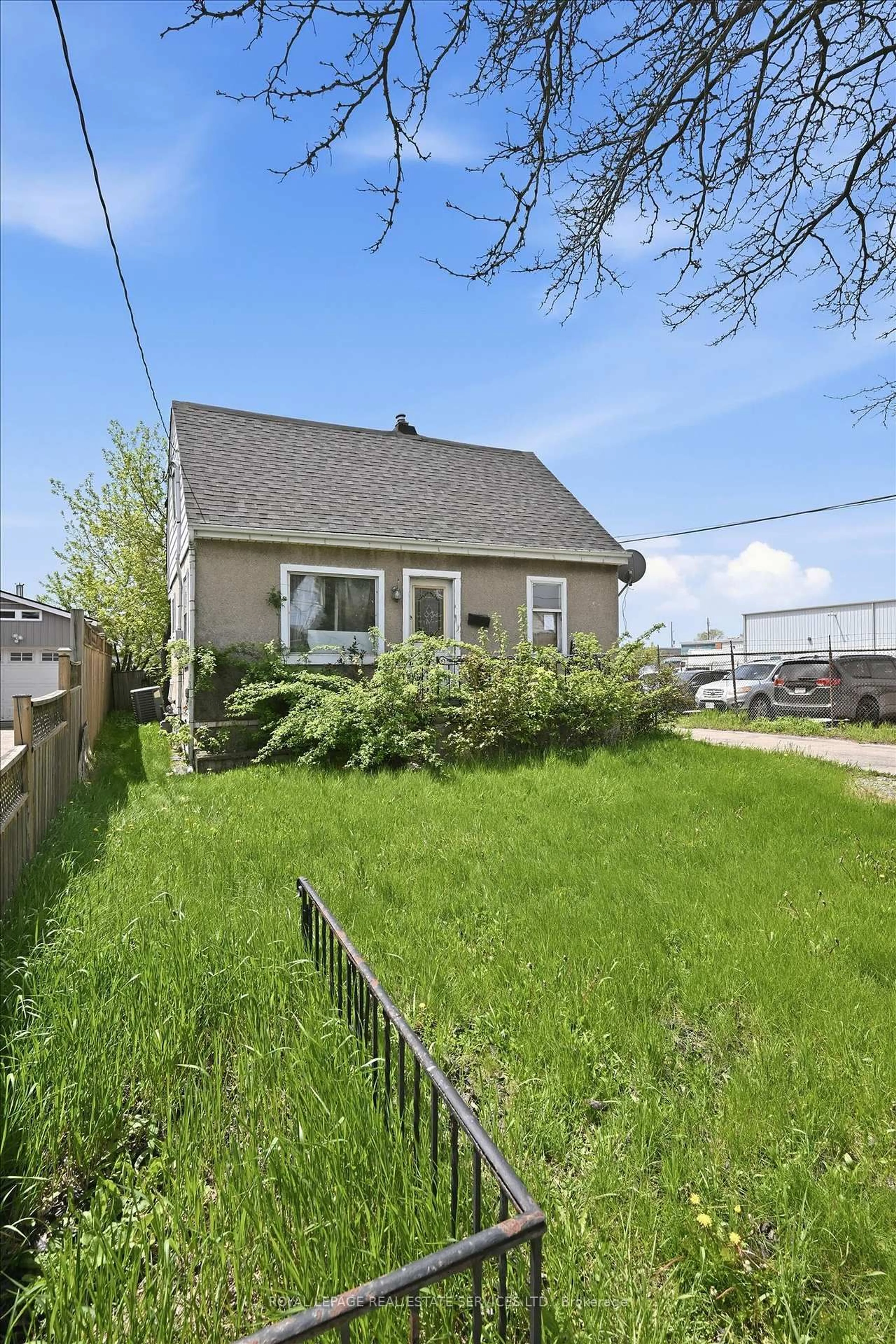 Home with vinyl exterior material, street for 700 Rennie St, Hamilton Ontario L8H 3R2