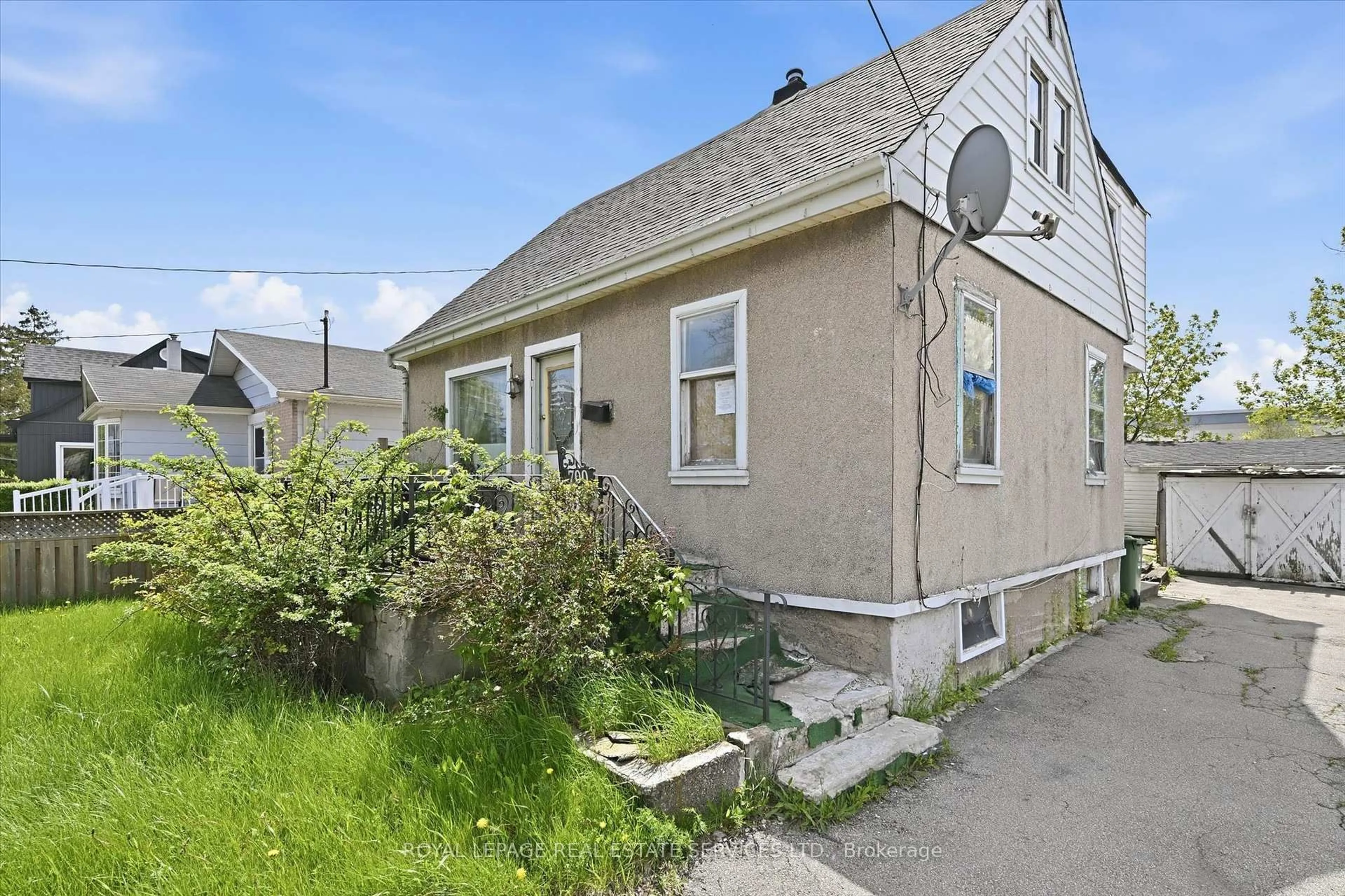 Unknown for 700 Rennie St, Hamilton Ontario L8H 3R2