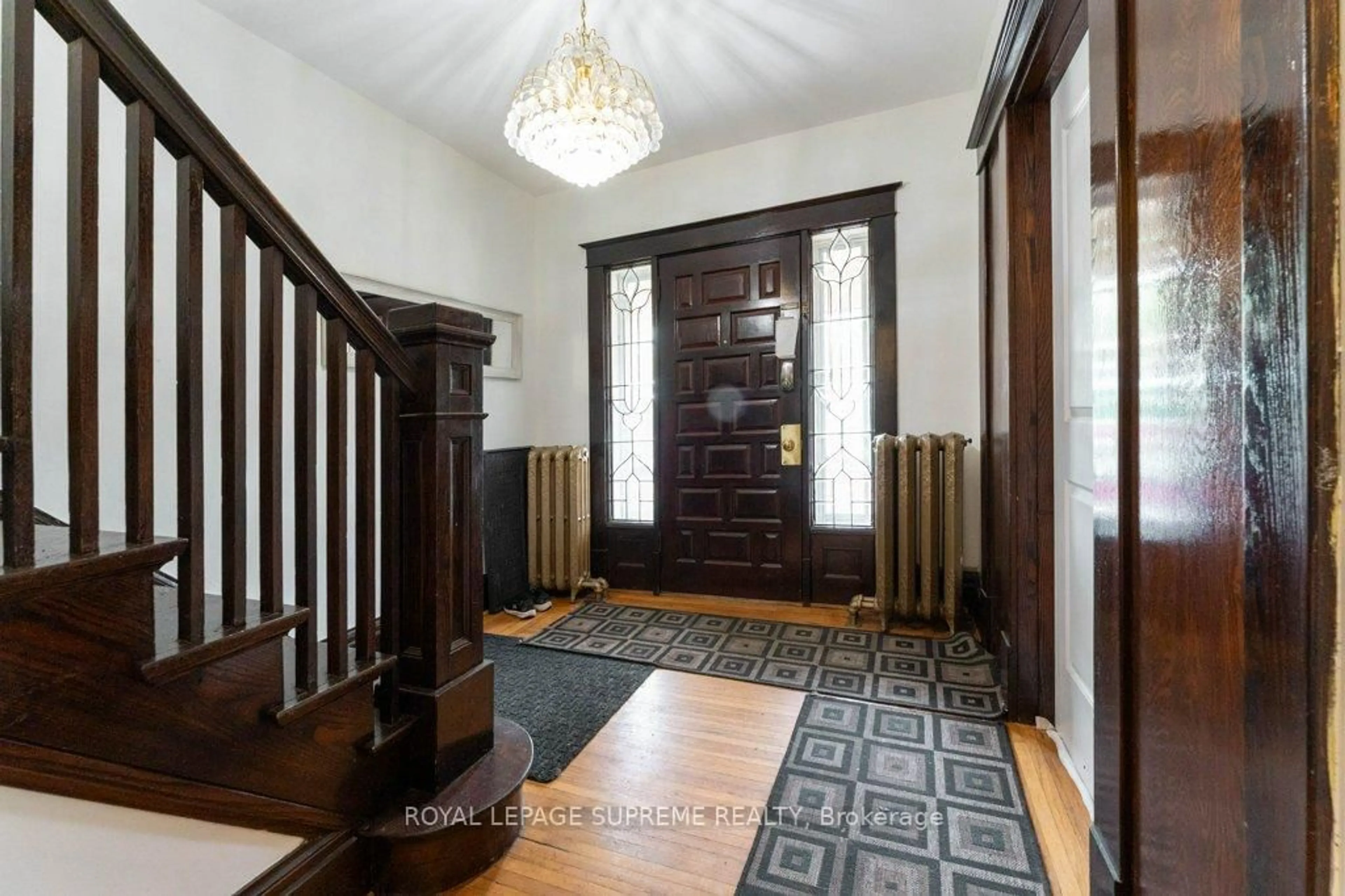 Indoor foyer for 115 Balsam Ave, Hamilton Ontario L8M 3B1