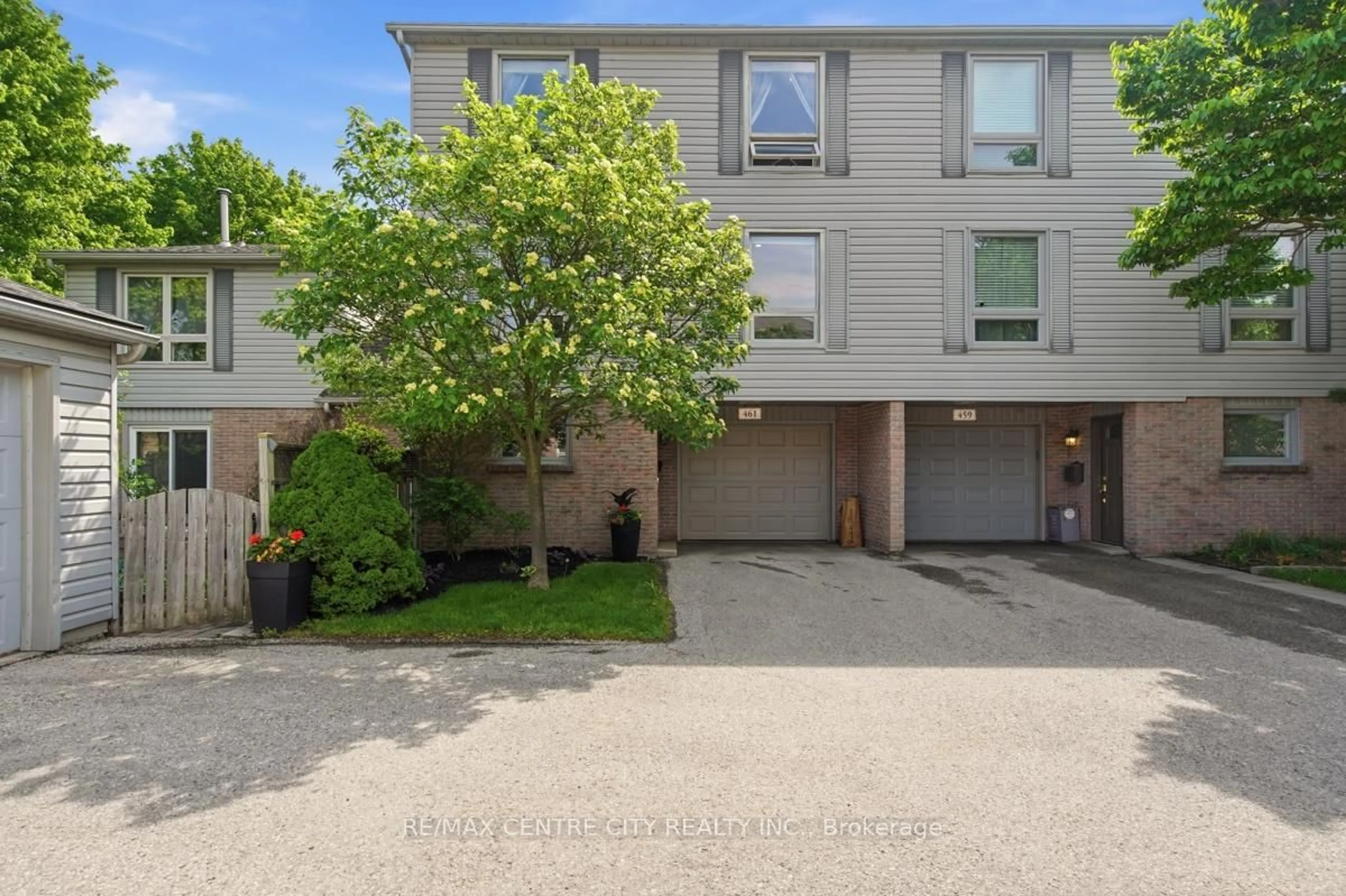 A pic from outside/outdoor area/front of a property/back of a property/a pic from drone, street for 461 Everglade Cres, London North Ontario N6H 4M8