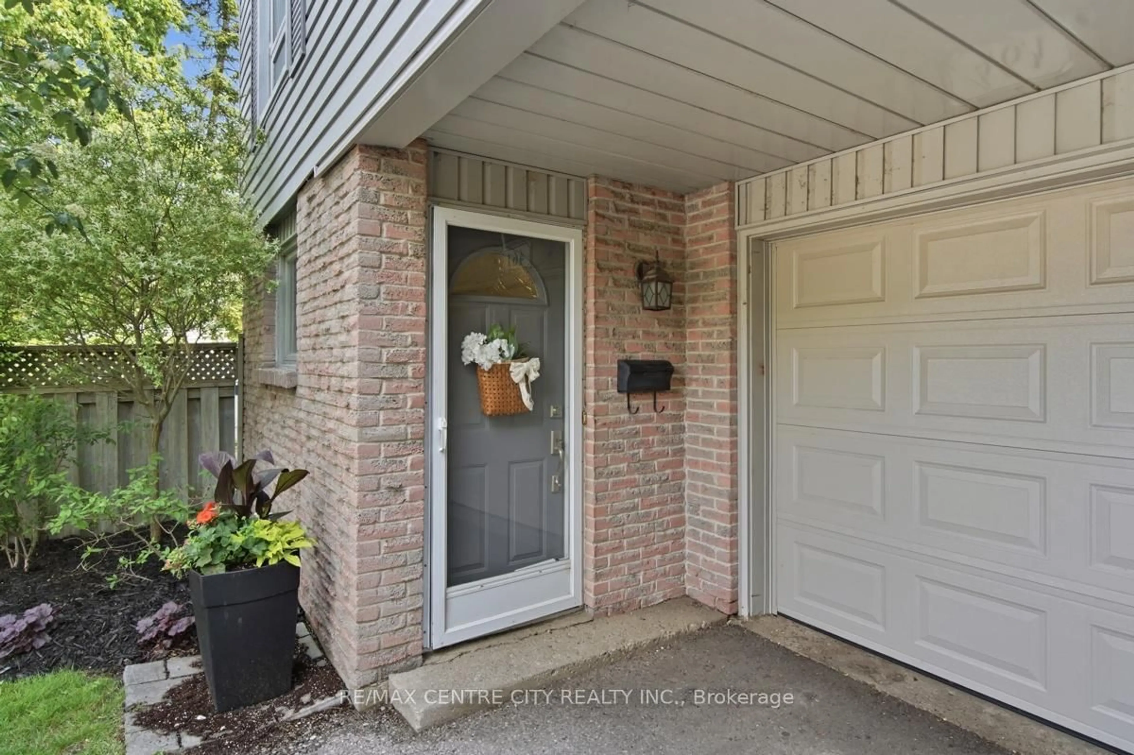Indoor entryway for 461 Everglade Cres, London North Ontario N6H 4M8