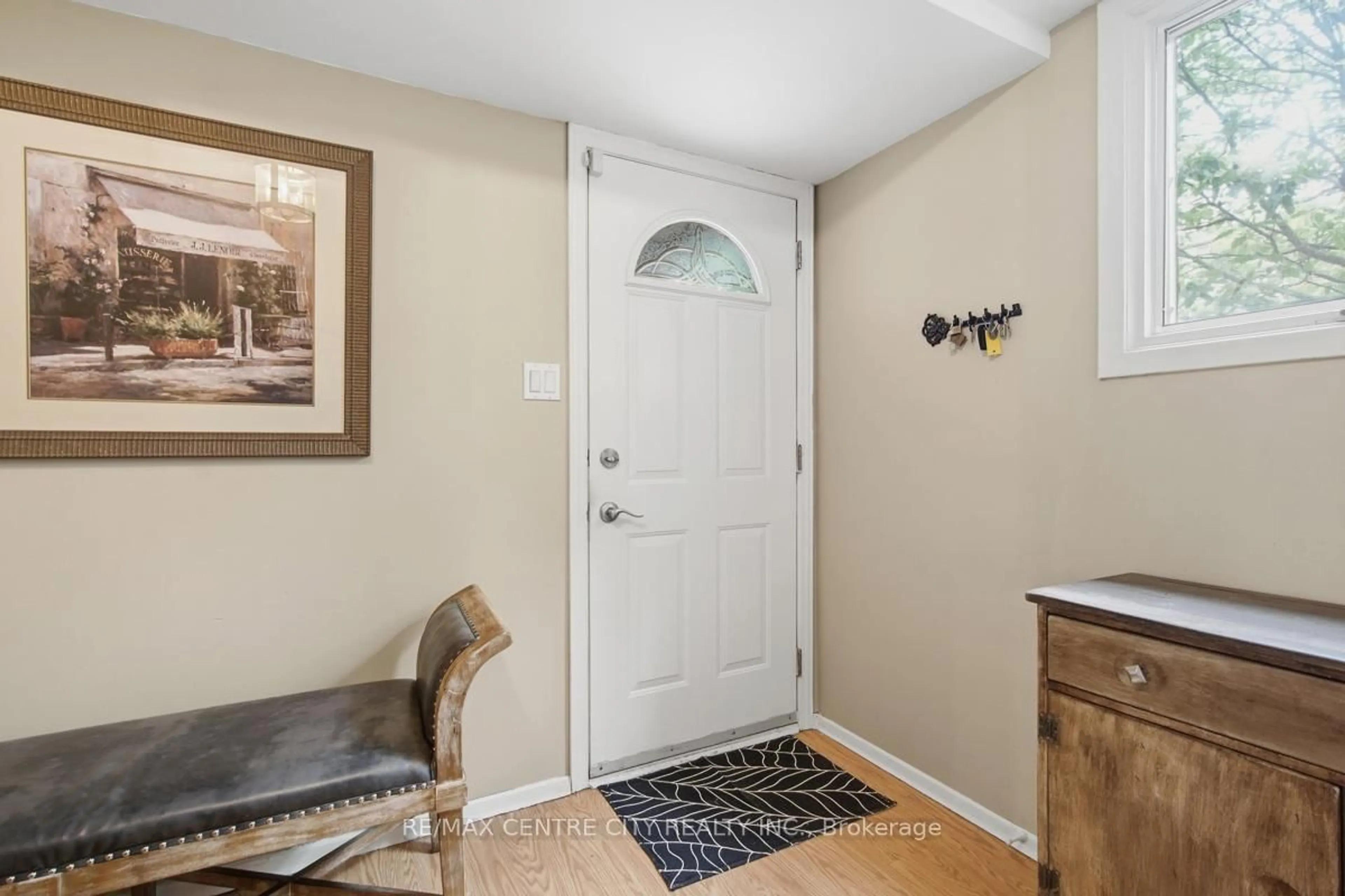 Indoor entryway for 461 Everglade Cres, London North Ontario N6H 4M8