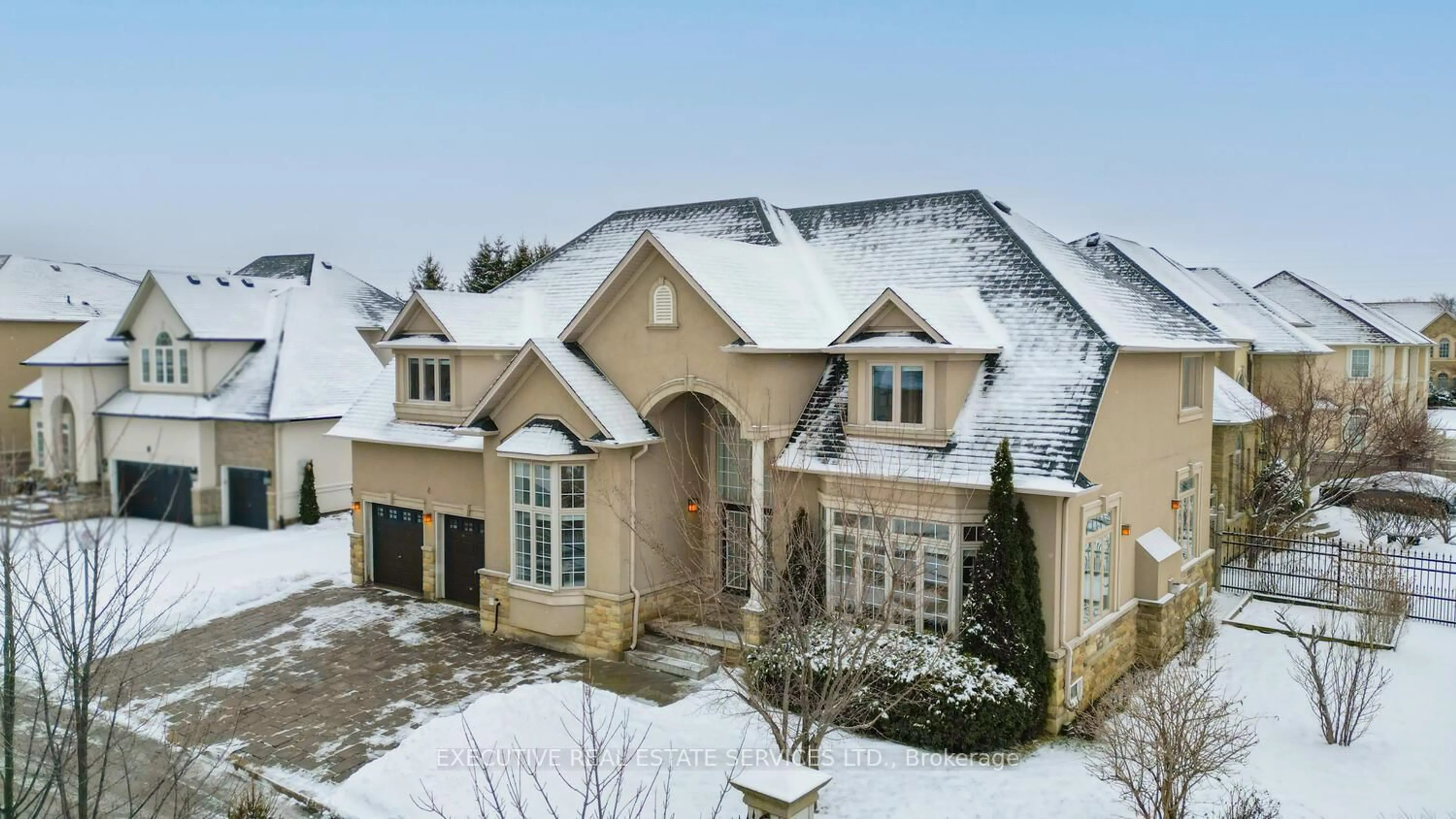 A pic from outside/outdoor area/front of a property/back of a property/a pic from drone, street for 4 Berkshire Pl, Hamilton Ontario L9K 0A9
