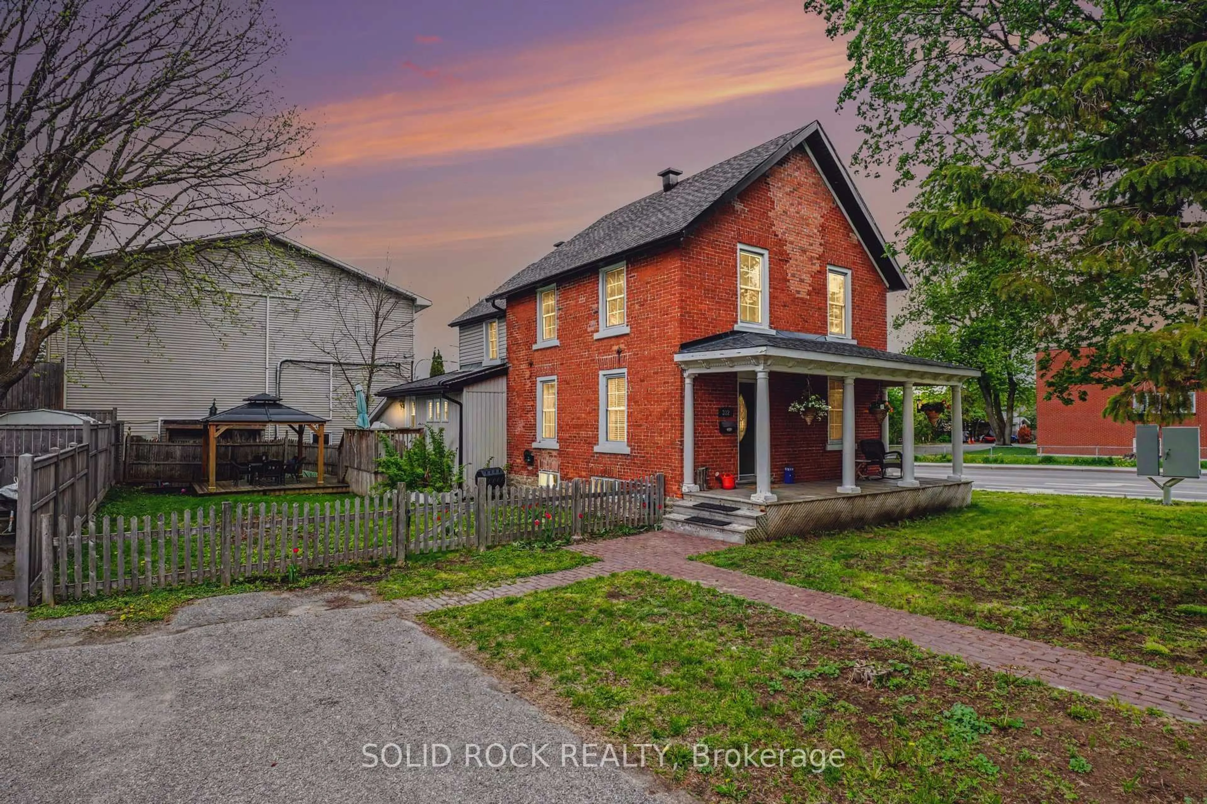 A pic from outside/outdoor area/front of a property/back of a property/a pic from drone, street for 312 Bridge St, Carleton Place Ontario K7C 3H8