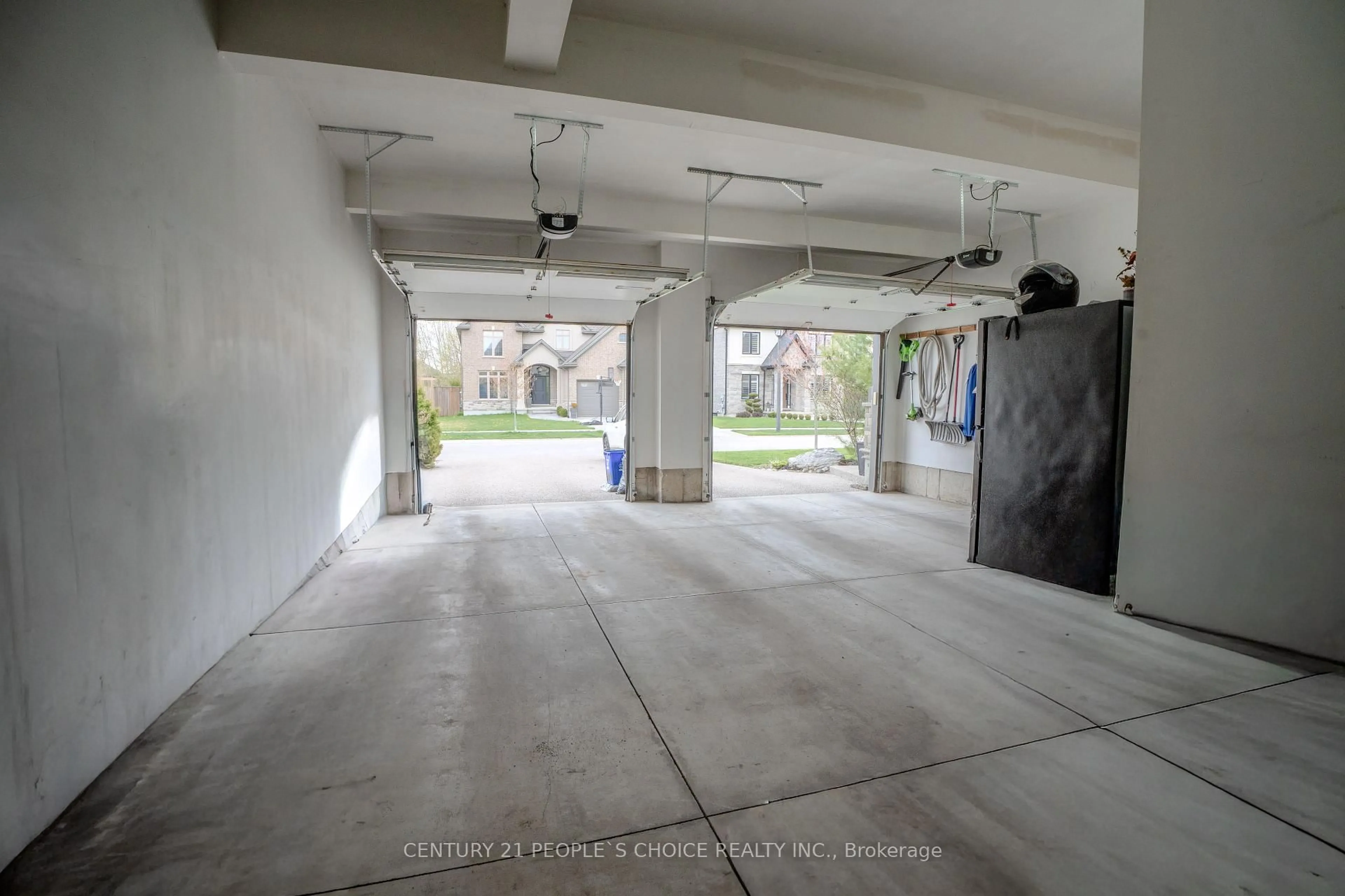 Indoor garage for 1034 Melsetter Way, London North Ontario N6G 0S5