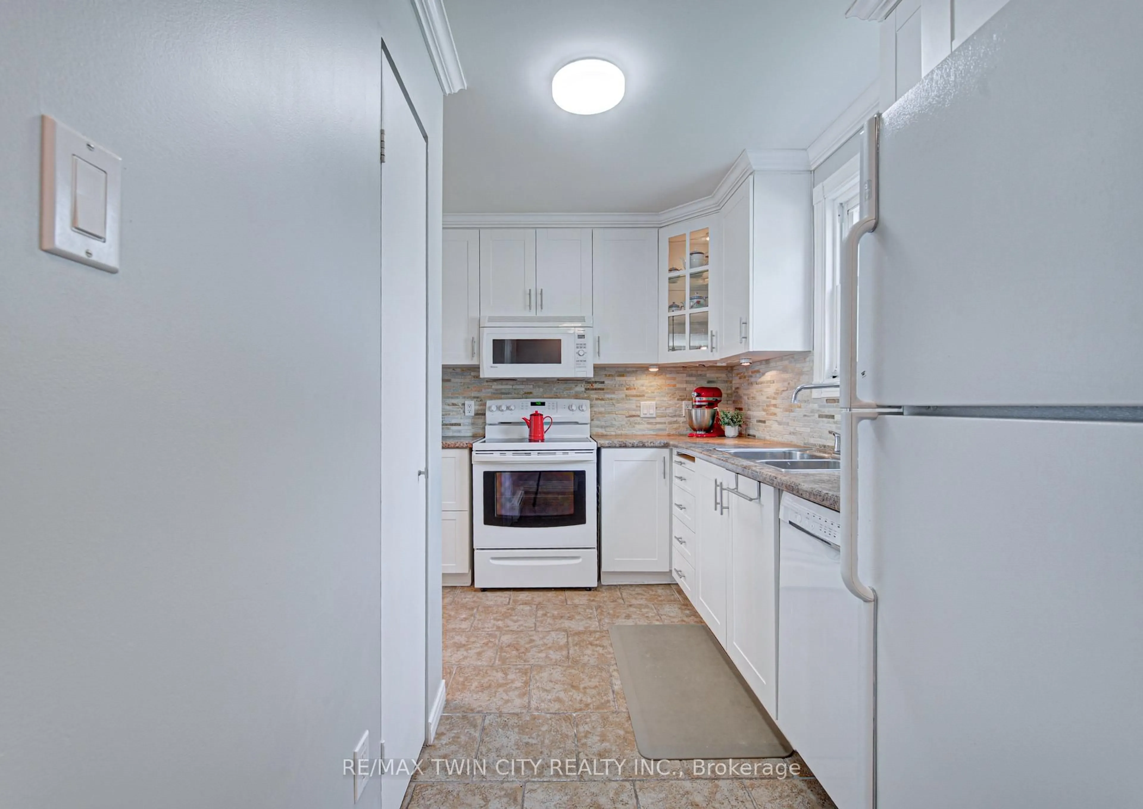 Standard kitchen, ceramic/tile floor for 175 Cedar St #26, Cambridge Ontario N1S 4X9