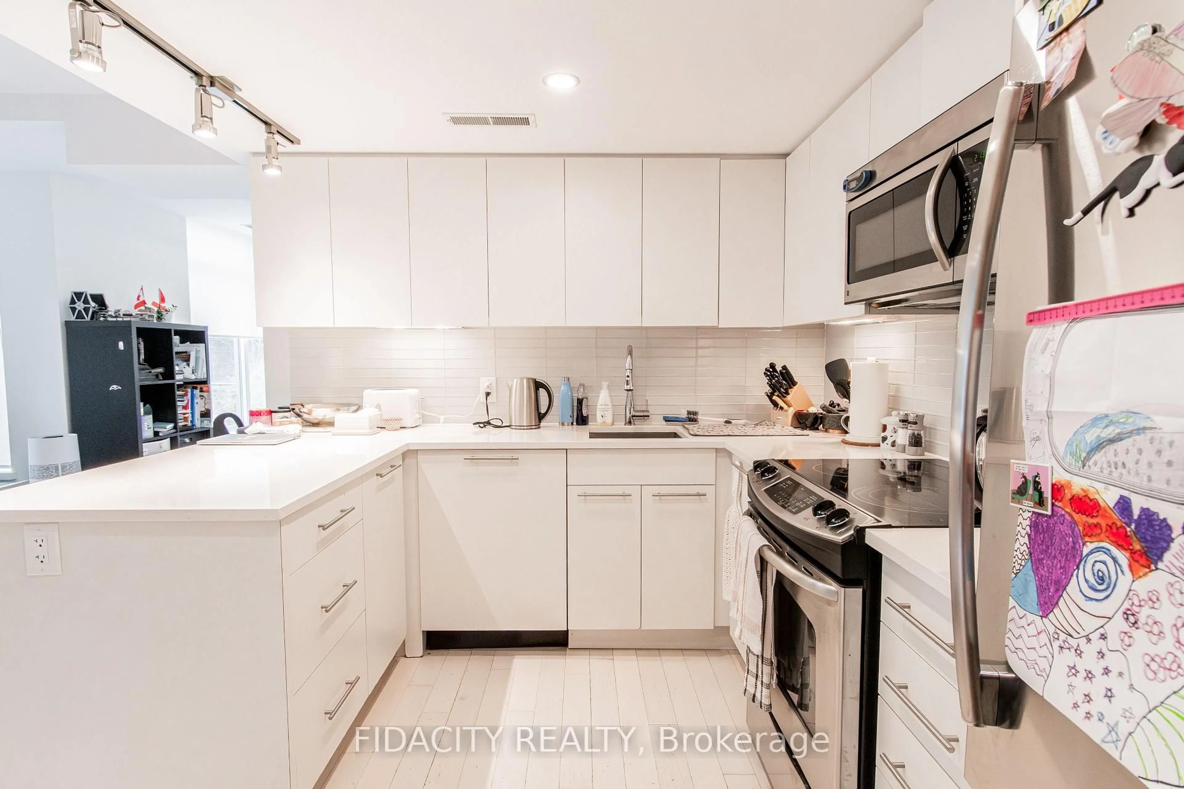 Standard kitchen, ceramic/tile floor for 88 Richmond Rd #104, Ottawa Ontario K1Z 0B3