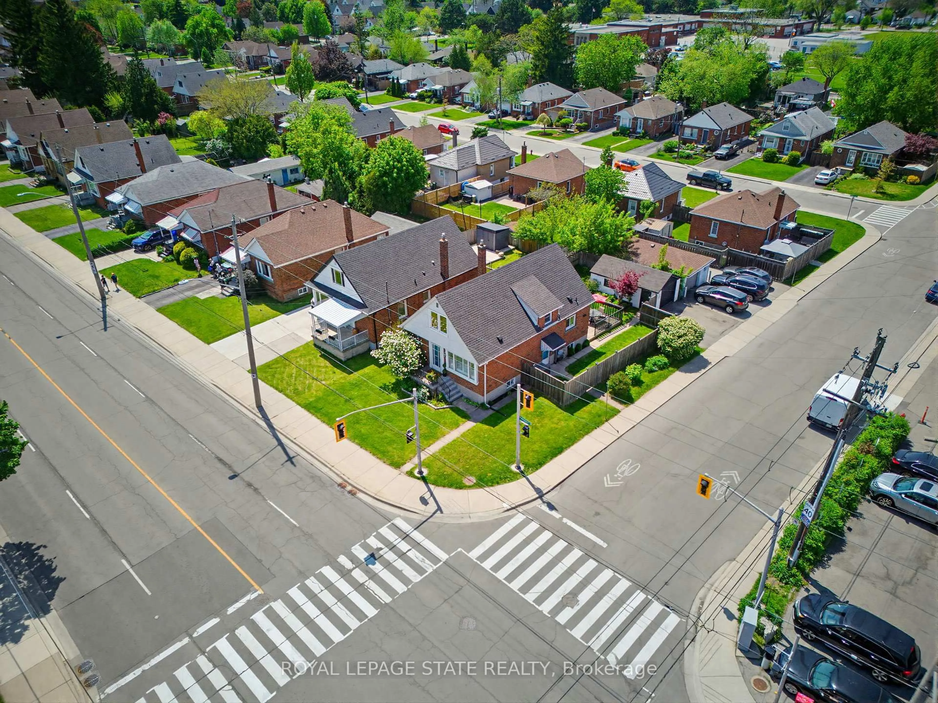 A pic from outside/outdoor area/front of a property/back of a property/a pic from drone, street for 140 Parkdale Ave, Hamilton Ontario L8K 3P4