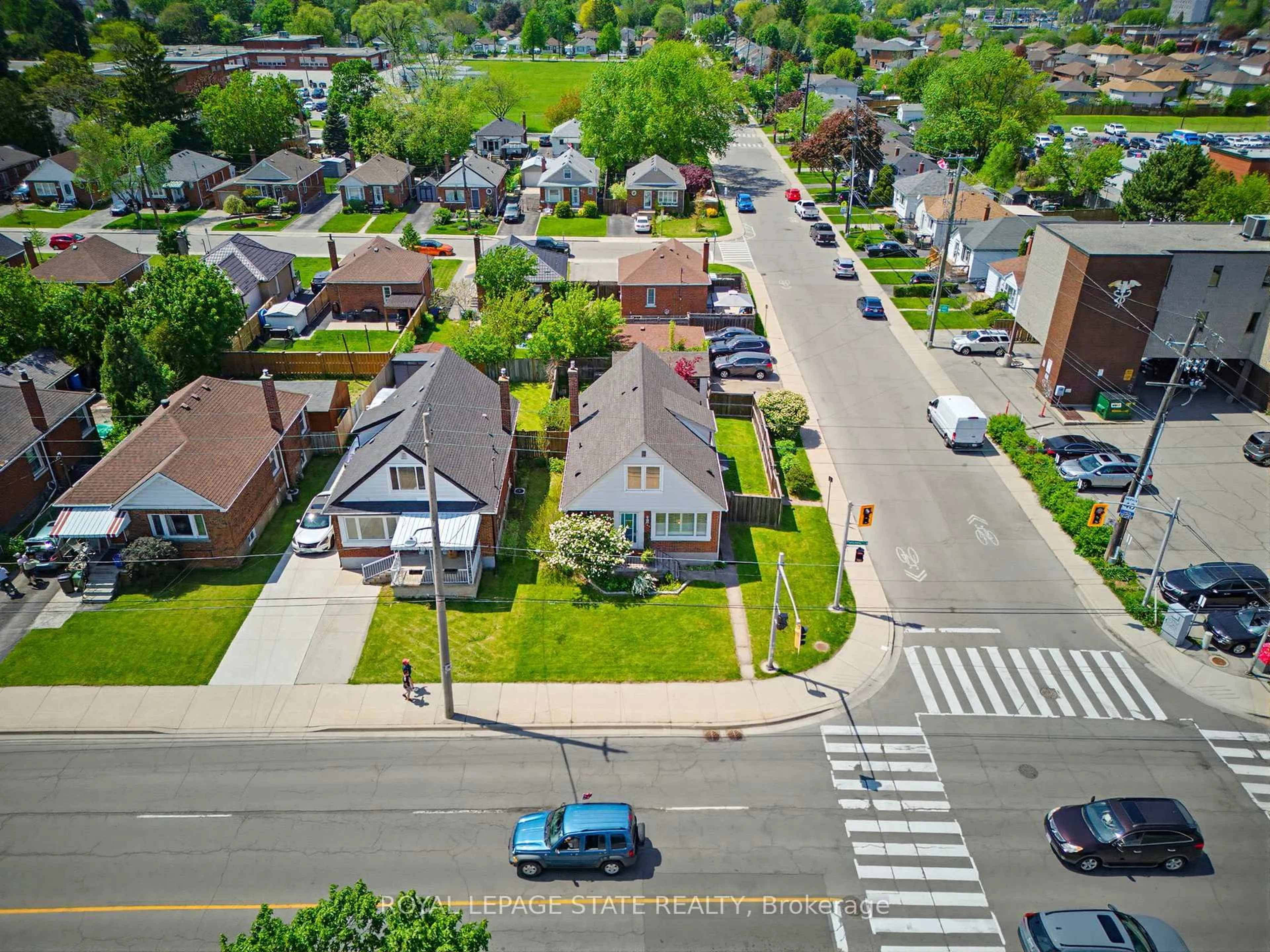 A pic from outside/outdoor area/front of a property/back of a property/a pic from drone, street for 140 Parkdale Ave, Hamilton Ontario L8K 3P4