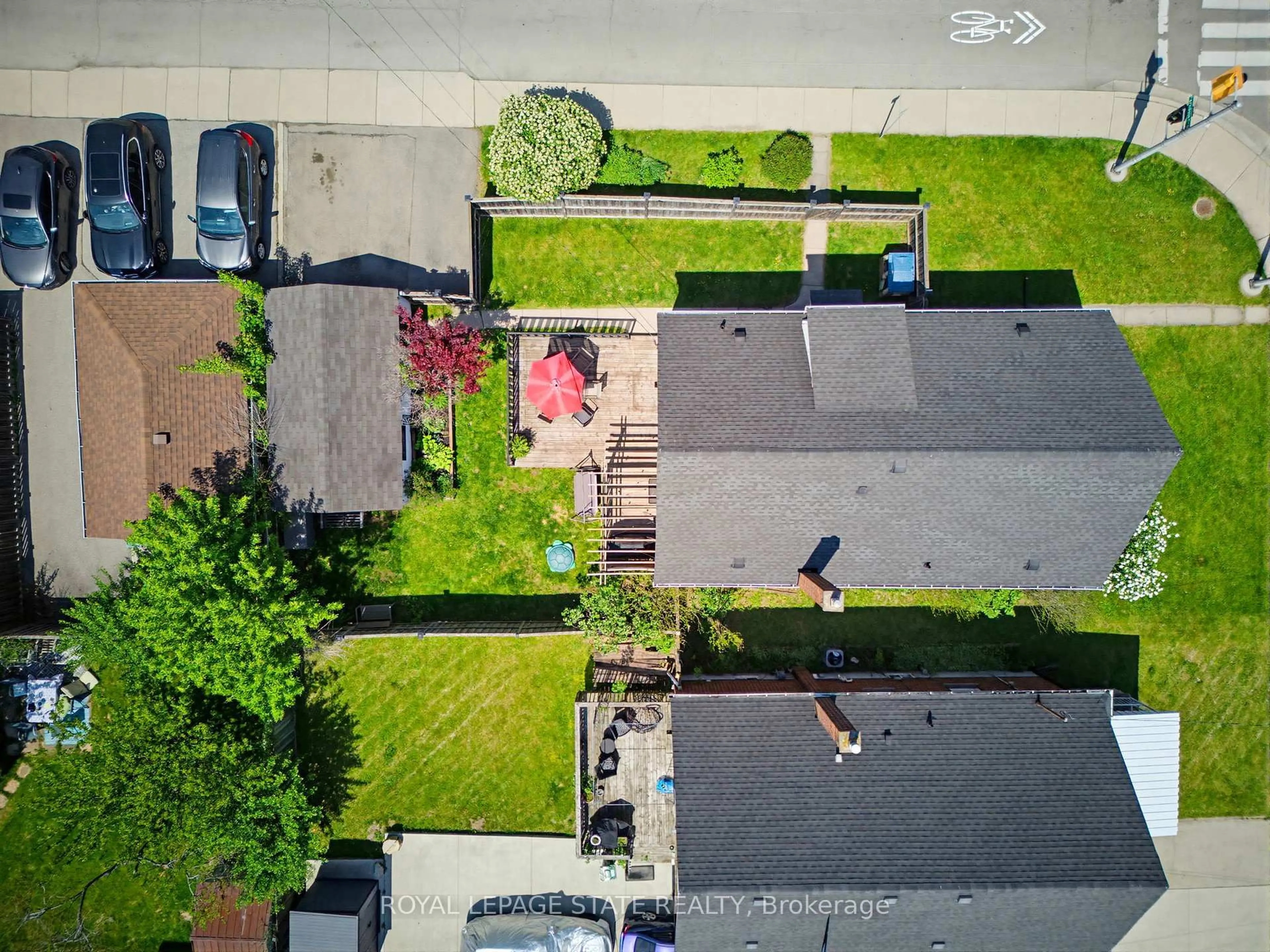 A pic from outside/outdoor area/front of a property/back of a property/a pic from drone, street for 140 Parkdale Ave, Hamilton Ontario L8K 3P4