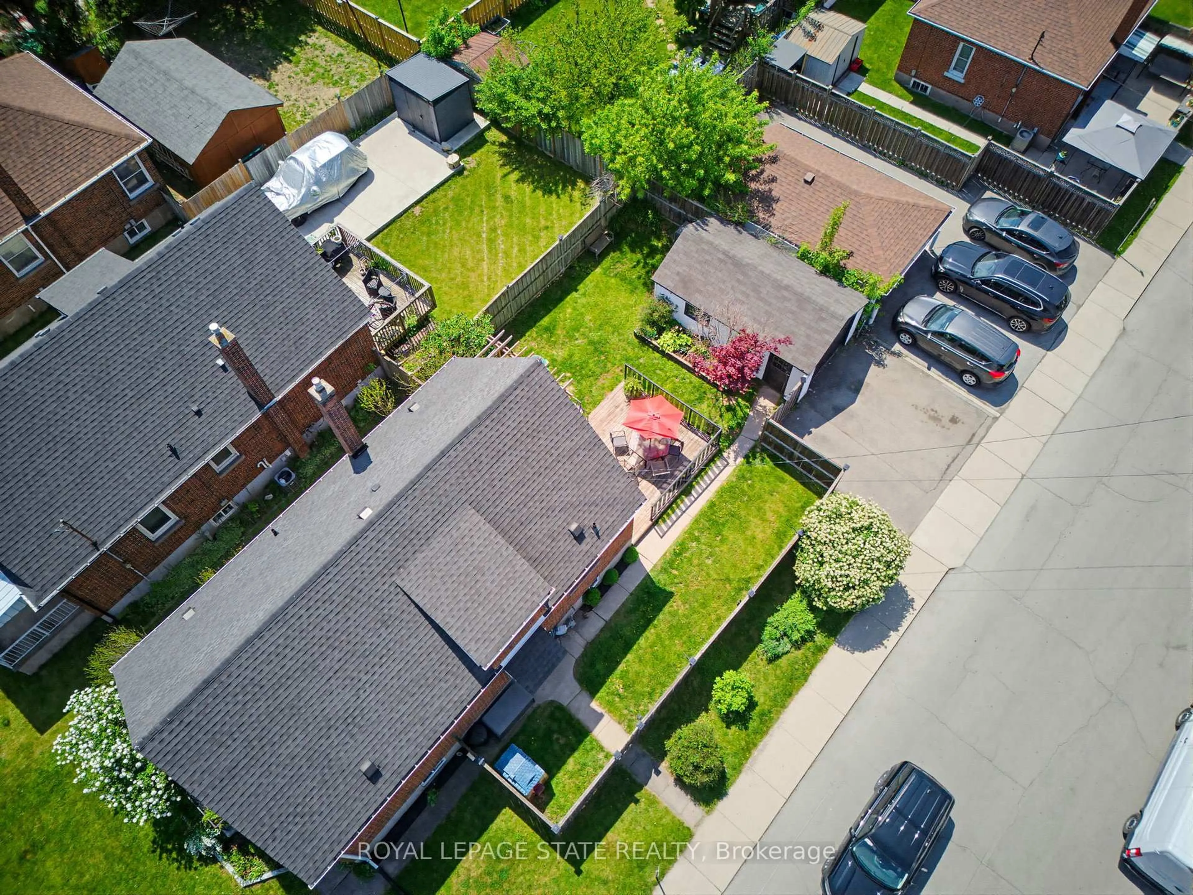 A pic from outside/outdoor area/front of a property/back of a property/a pic from drone, street for 140 Parkdale Ave, Hamilton Ontario L8K 3P4