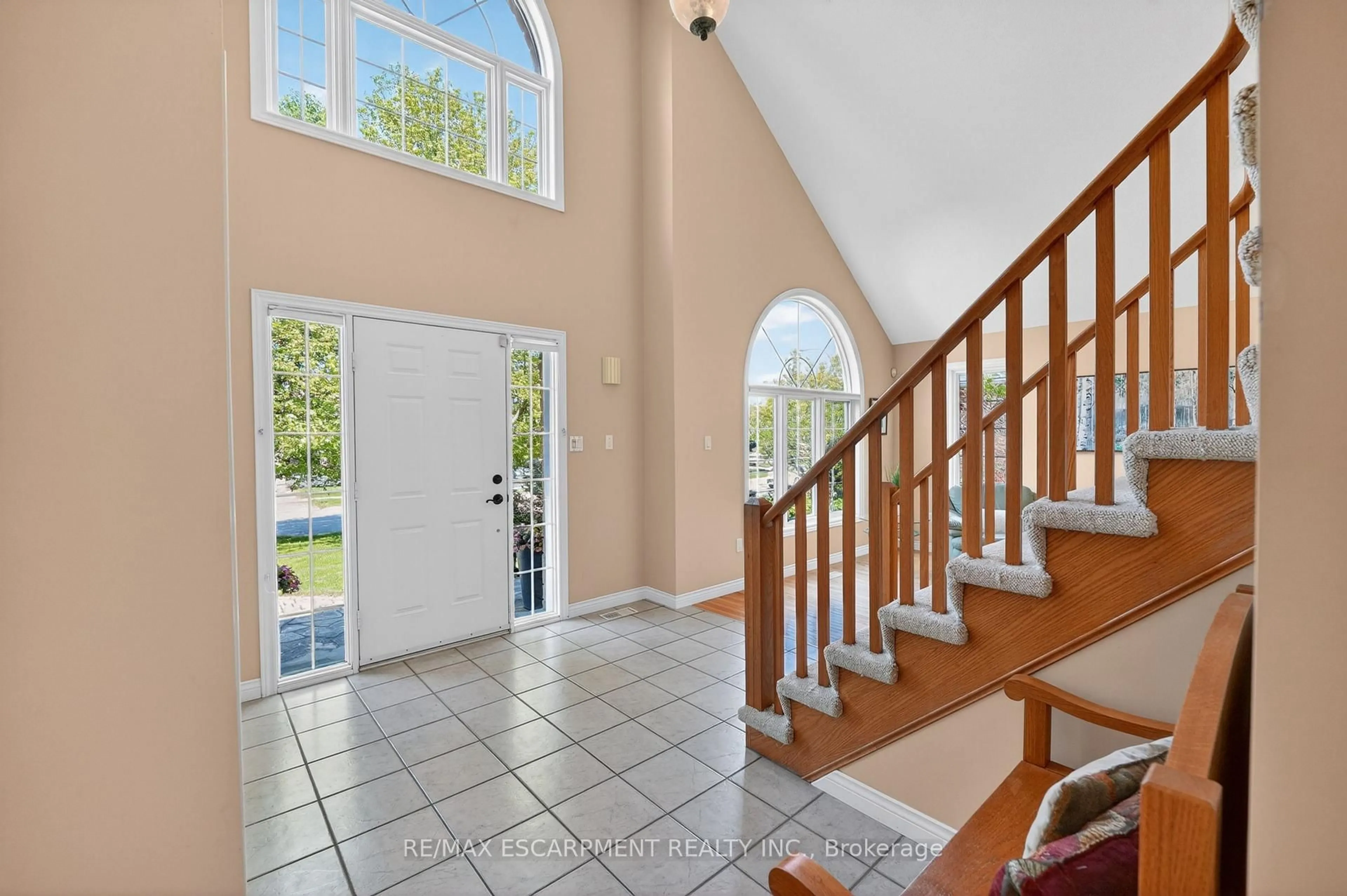 Indoor entryway for 144 Dorchester Dr, Grimsby Ontario L3M 5J9