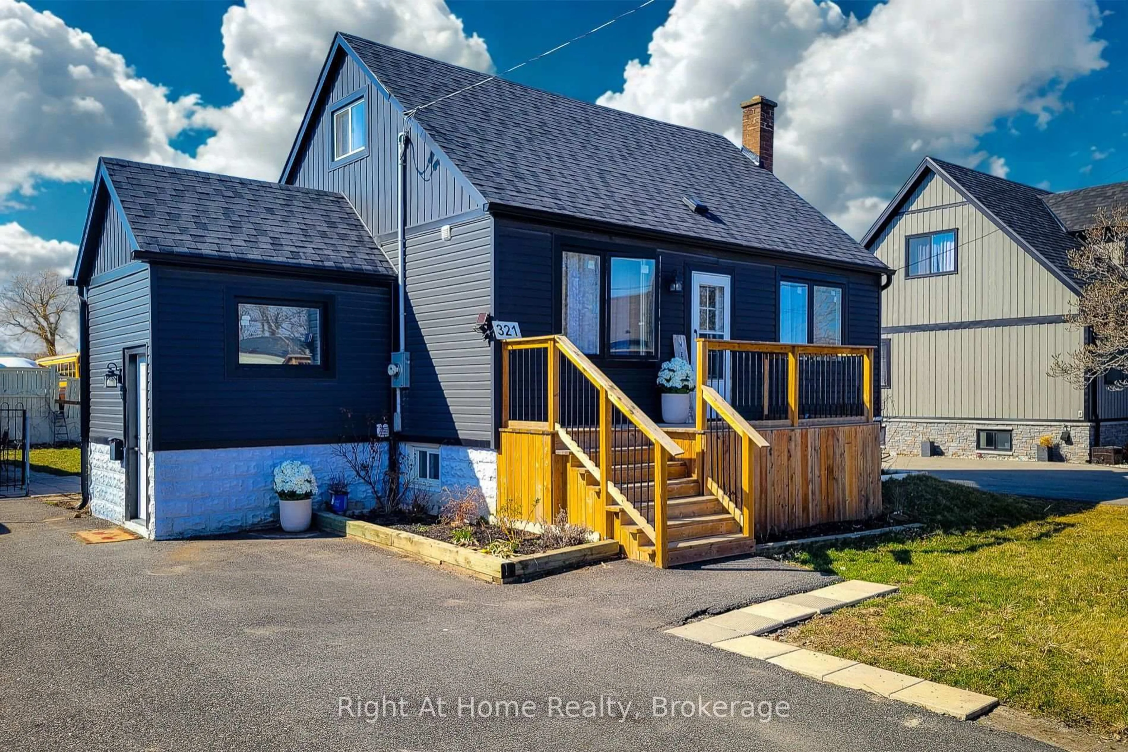 A pic from outside/outdoor area/front of a property/back of a property/a pic from drone, street for 321 Dewitt Rd, Hamilton Ontario L8E 2T1