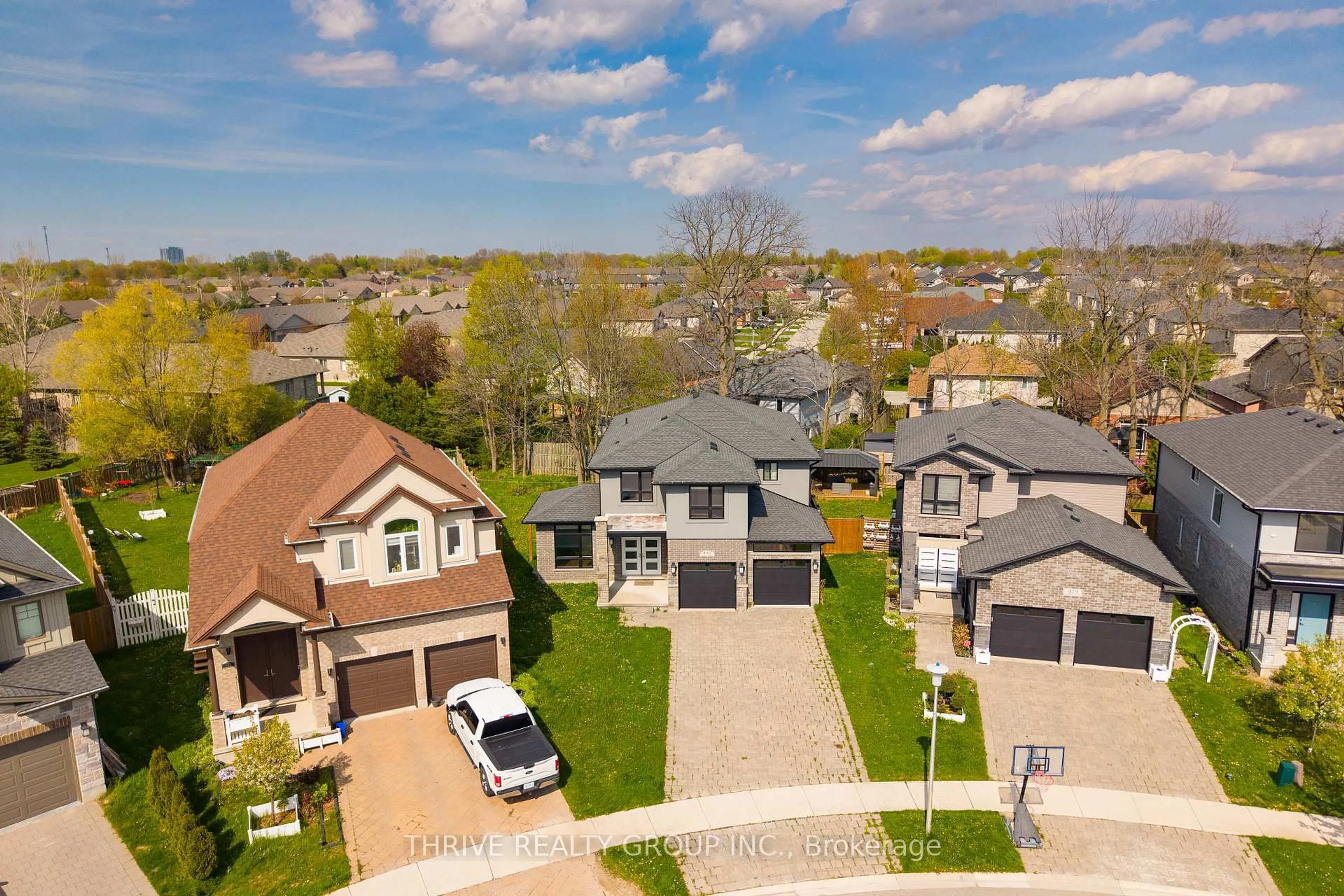 A pic from outside/outdoor area/front of a property/back of a property/a pic from drone, street for 483 Sophia Cres, London North Ontario N6G 0T5