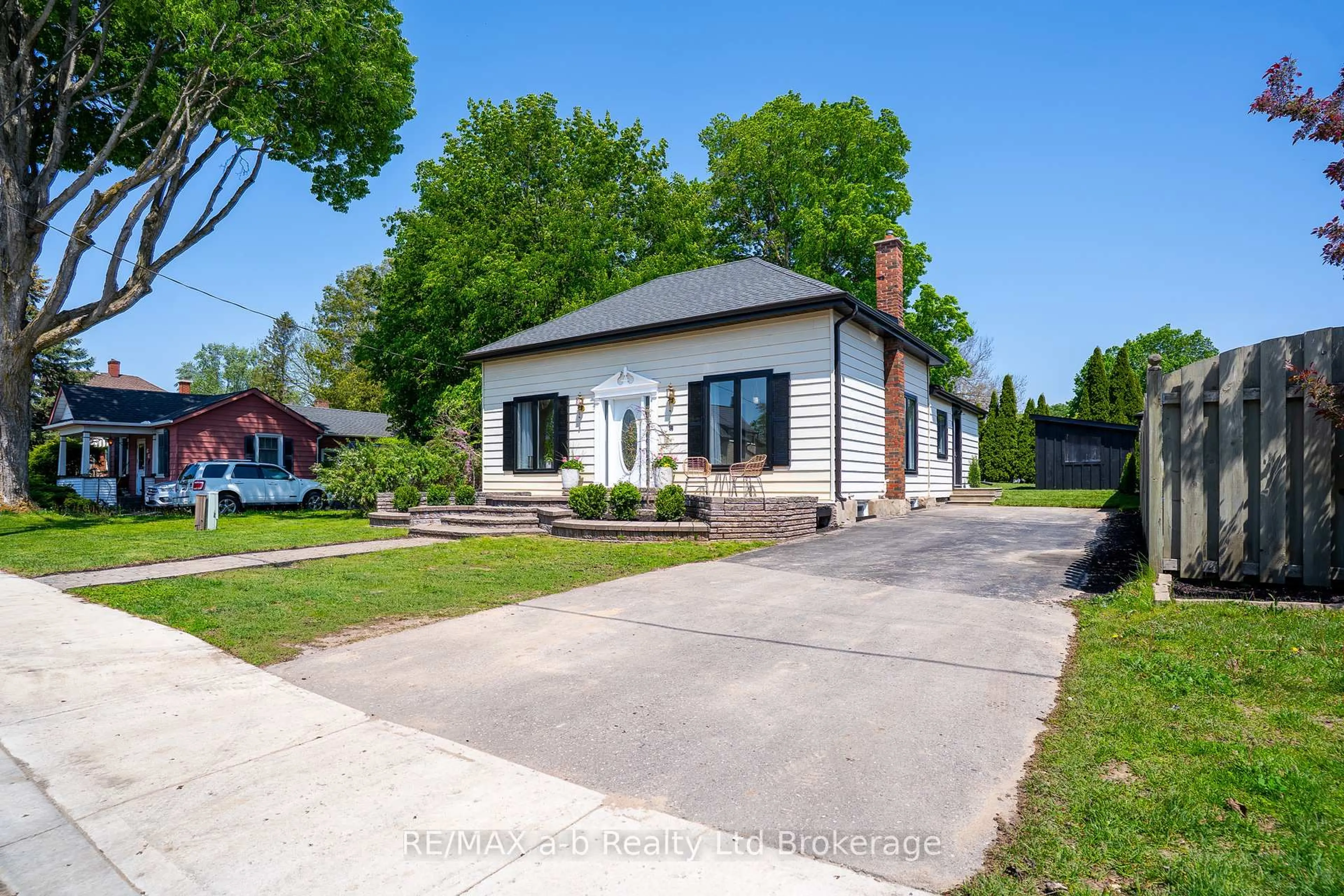 A pic from outside/outdoor area/front of a property/back of a property/a pic from drone, street for 56 Givins St, Woodstock Ontario N4S 5Y9