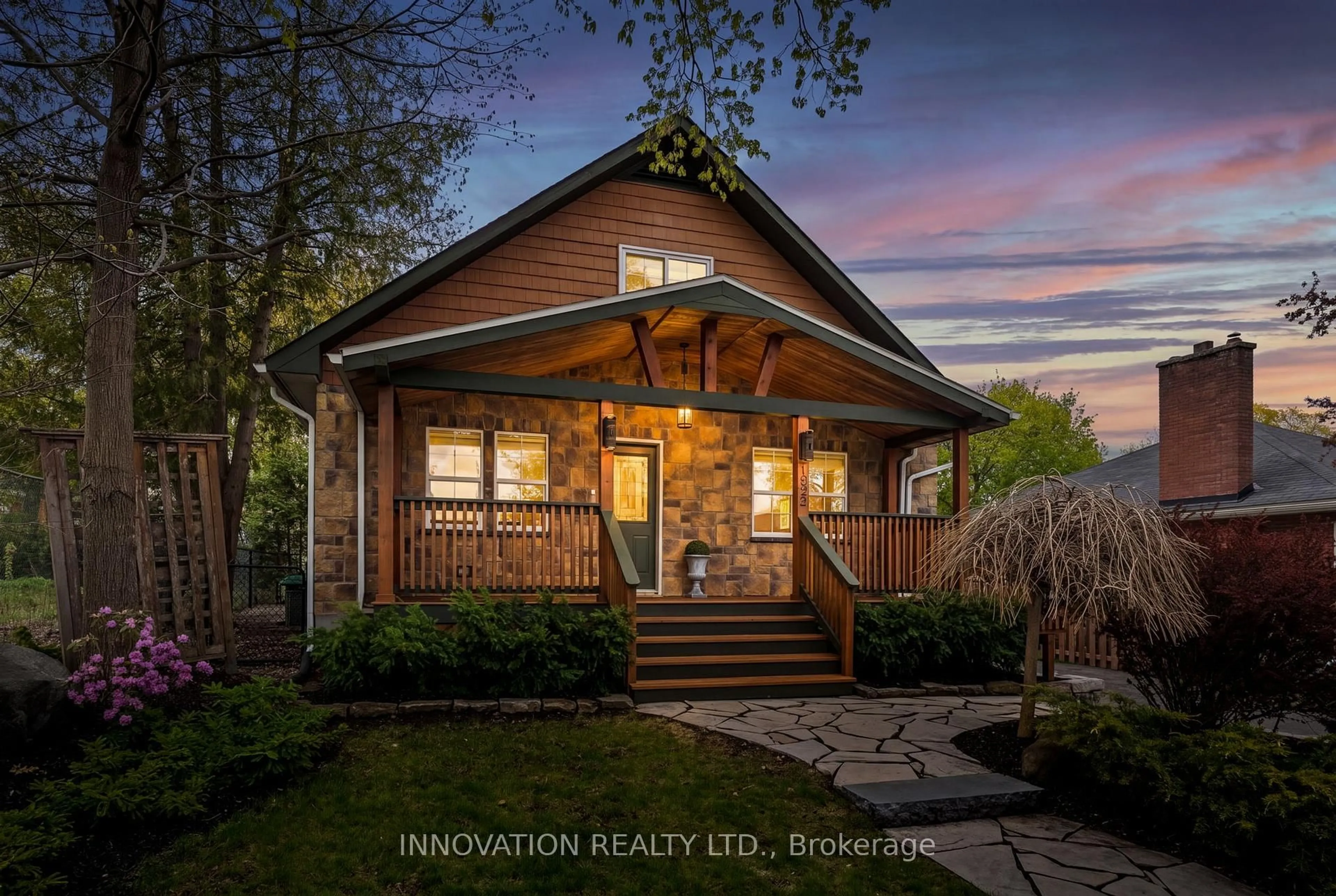 Indoor entryway for 1322 Kilborn Ave, Ottawa Ontario K1H 6L3