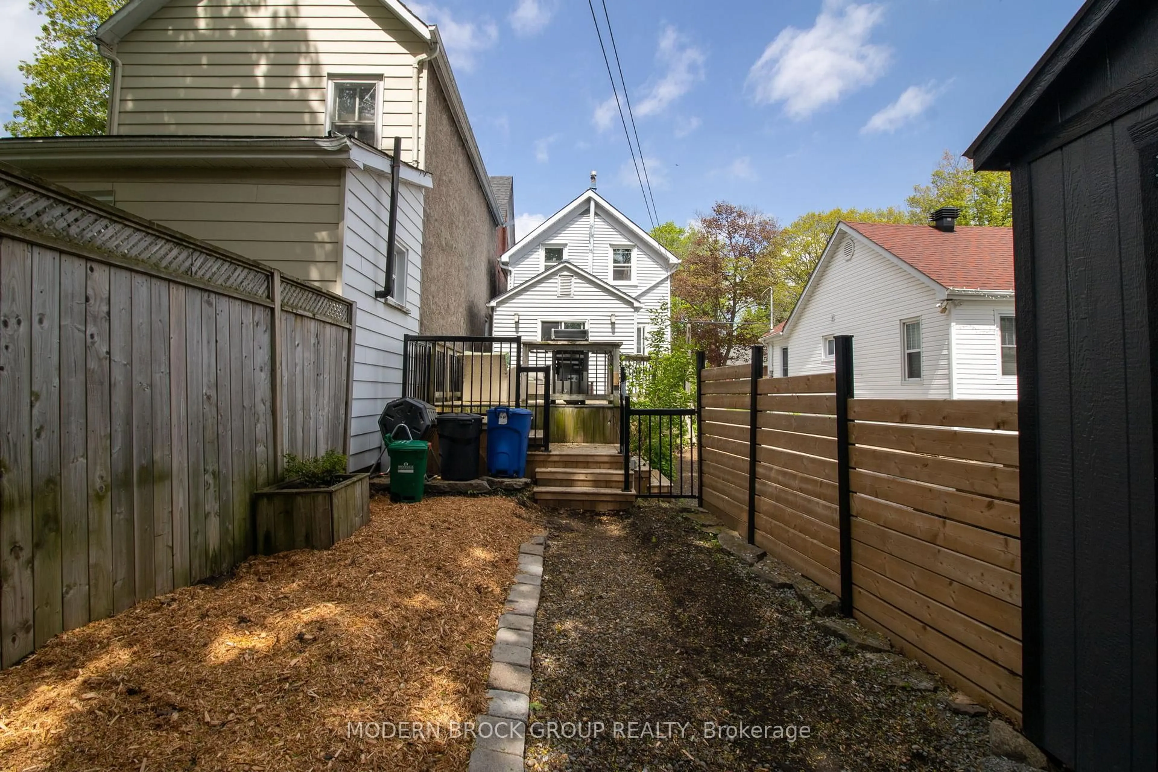 A pic from outside/outdoor area/front of a property/back of a property/a pic from drone, street for 129 James St, Brockville Ontario K6V 1K9
