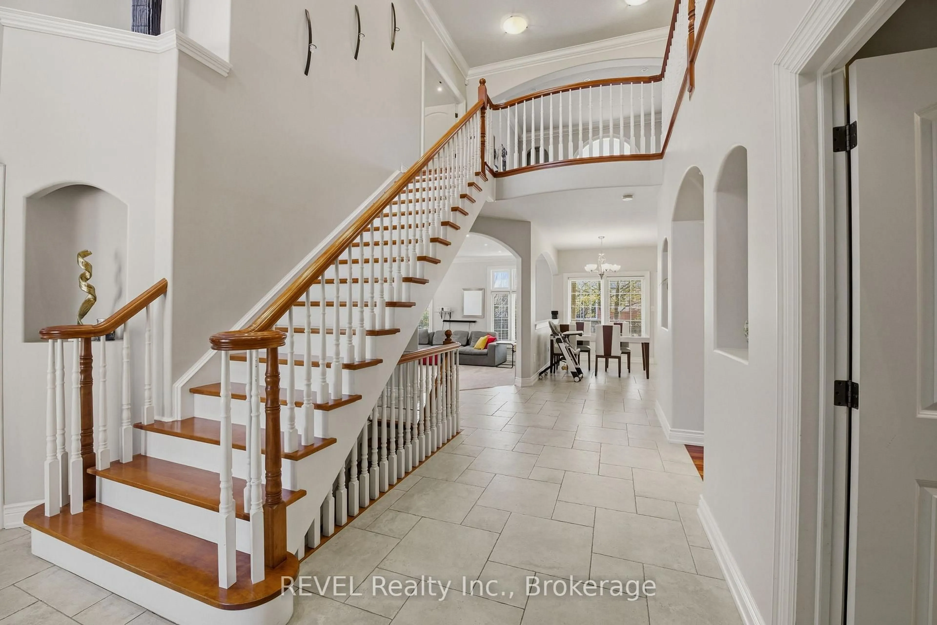 Indoor entryway for 9 FIRST STREET LOUTH St, St. Catharines Ontario L2W 1C7