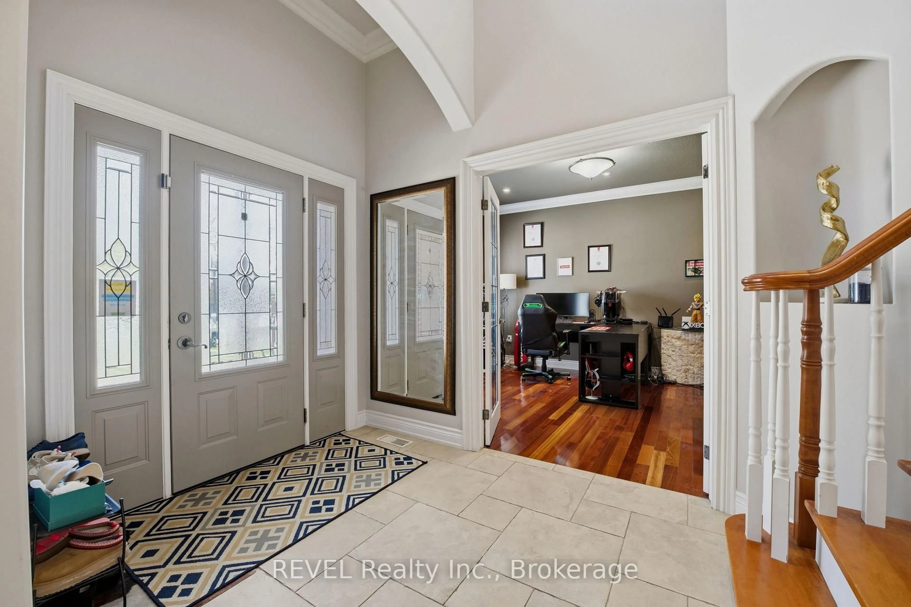 Indoor entryway for 9 FIRST STREET LOUTH St, St. Catharines Ontario L2W 1C7