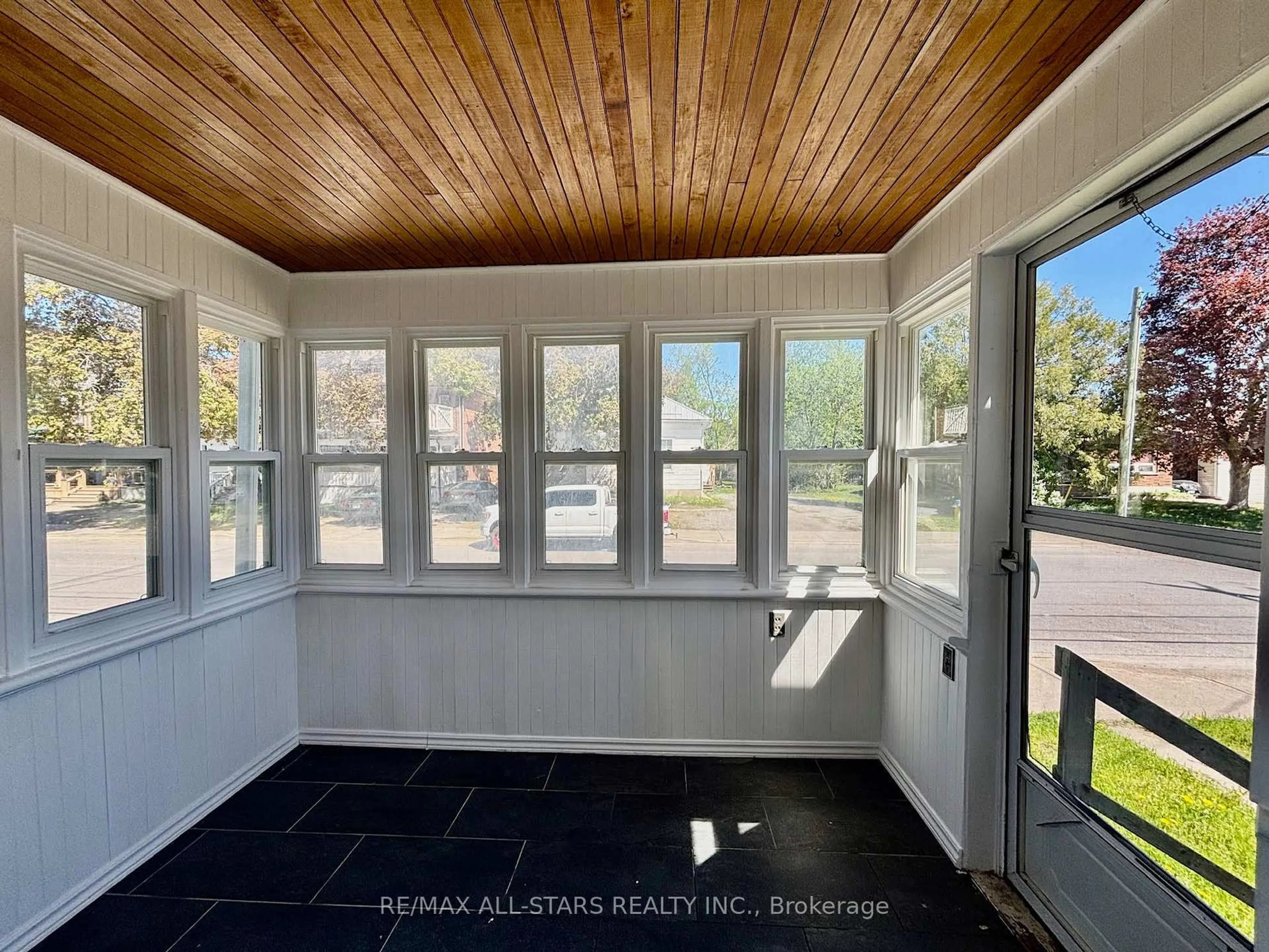 Indoor entryway for 81 Durham St, Kawartha Lakes Ontario K9V 2P8