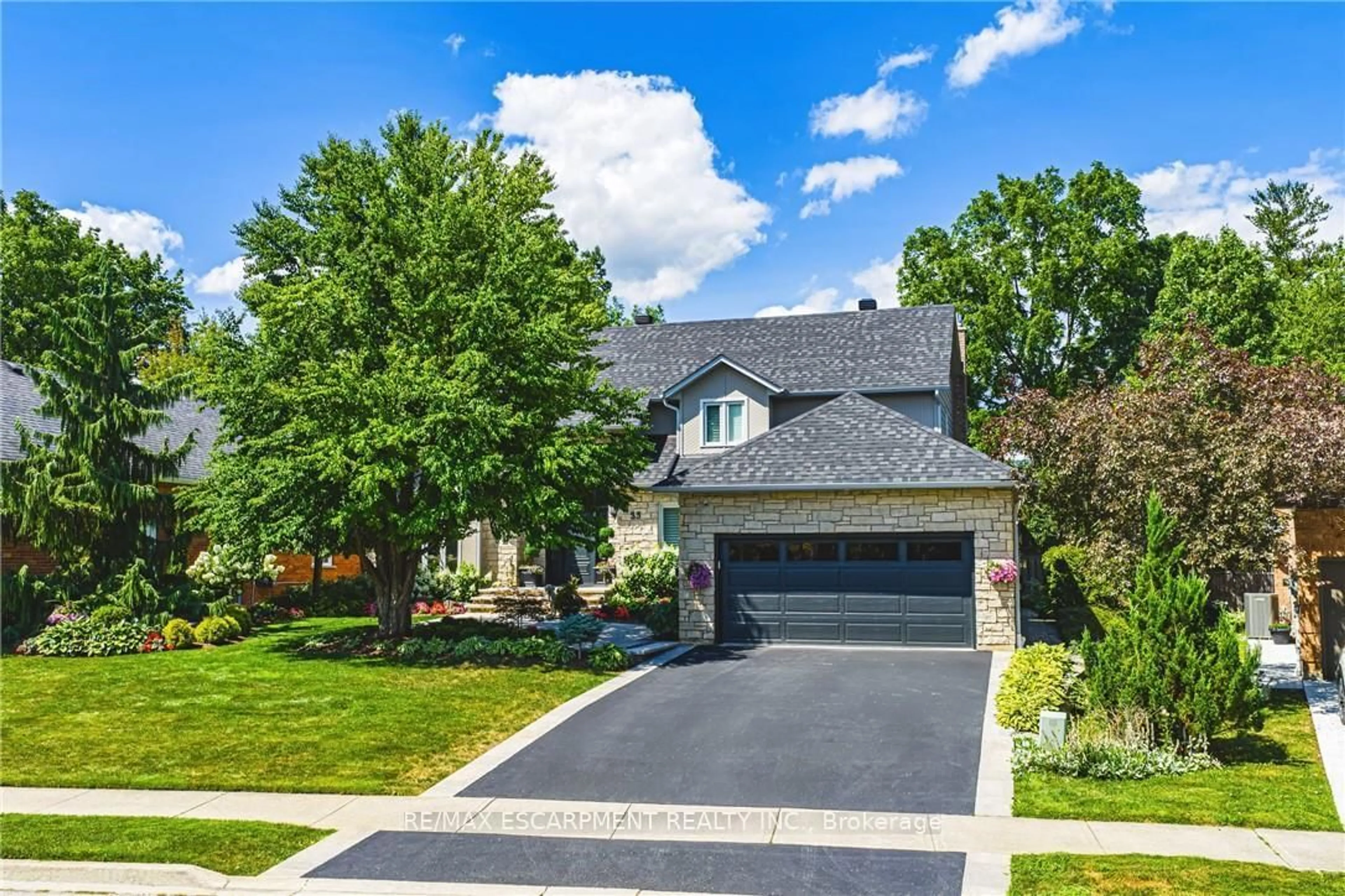 Home with brick exterior material, street for 33 Golfview Cres, Hamilton Ontario L9H 6V1