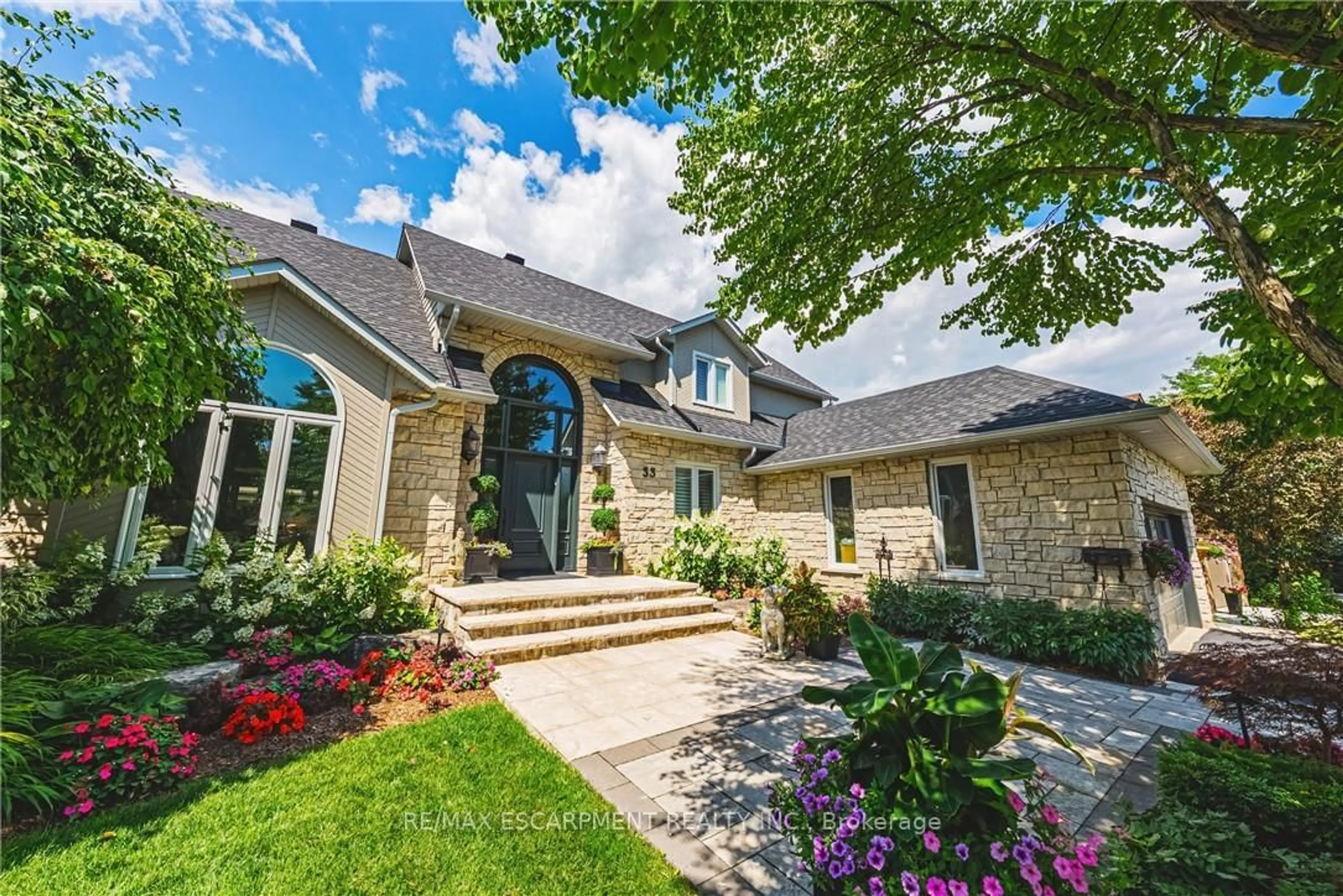 Home with brick exterior material, street for 33 Golfview Cres, Hamilton Ontario L9H 6V1