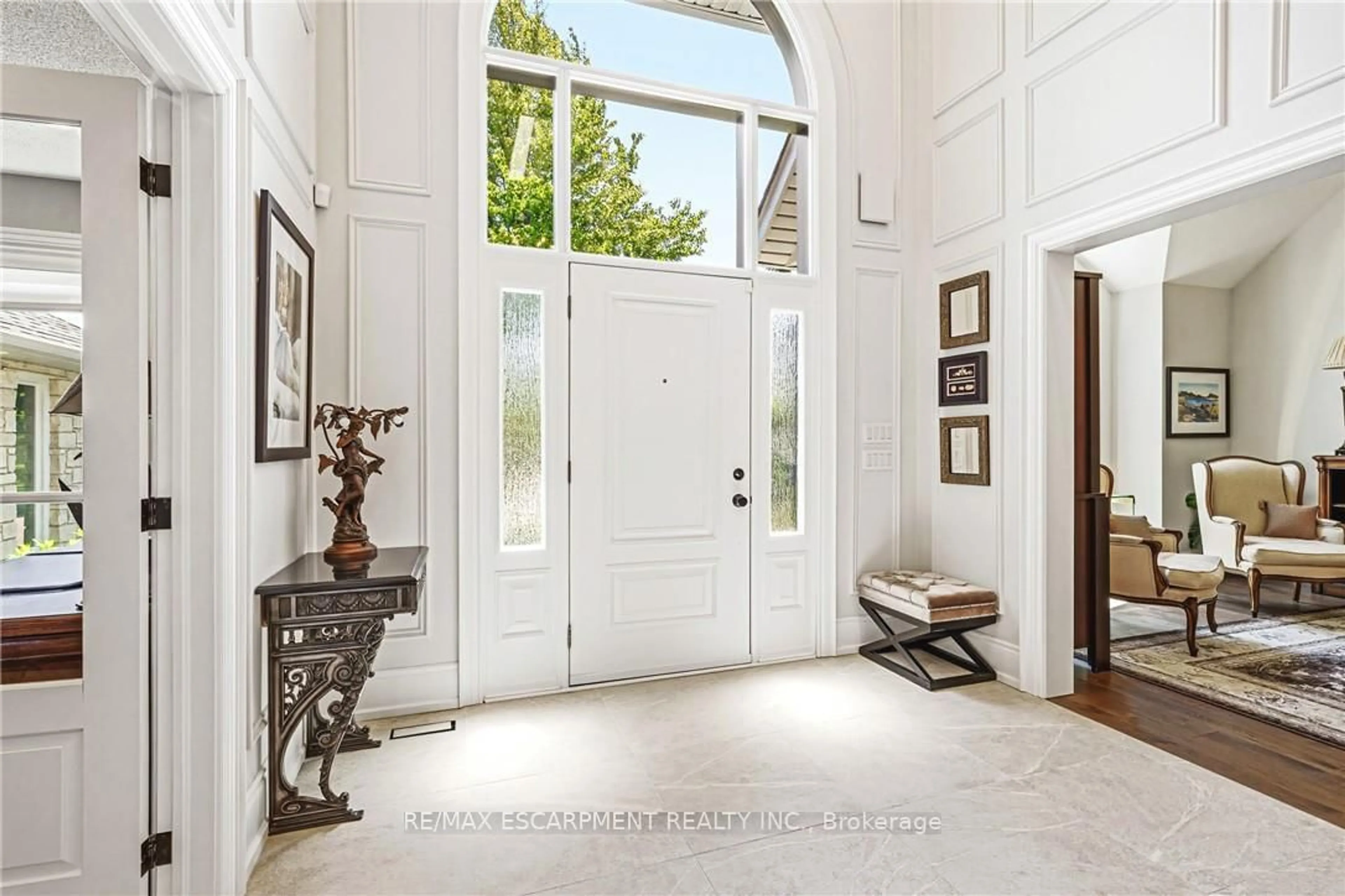 Indoor entryway for 33 Golfview Cres, Hamilton Ontario L9H 6V1