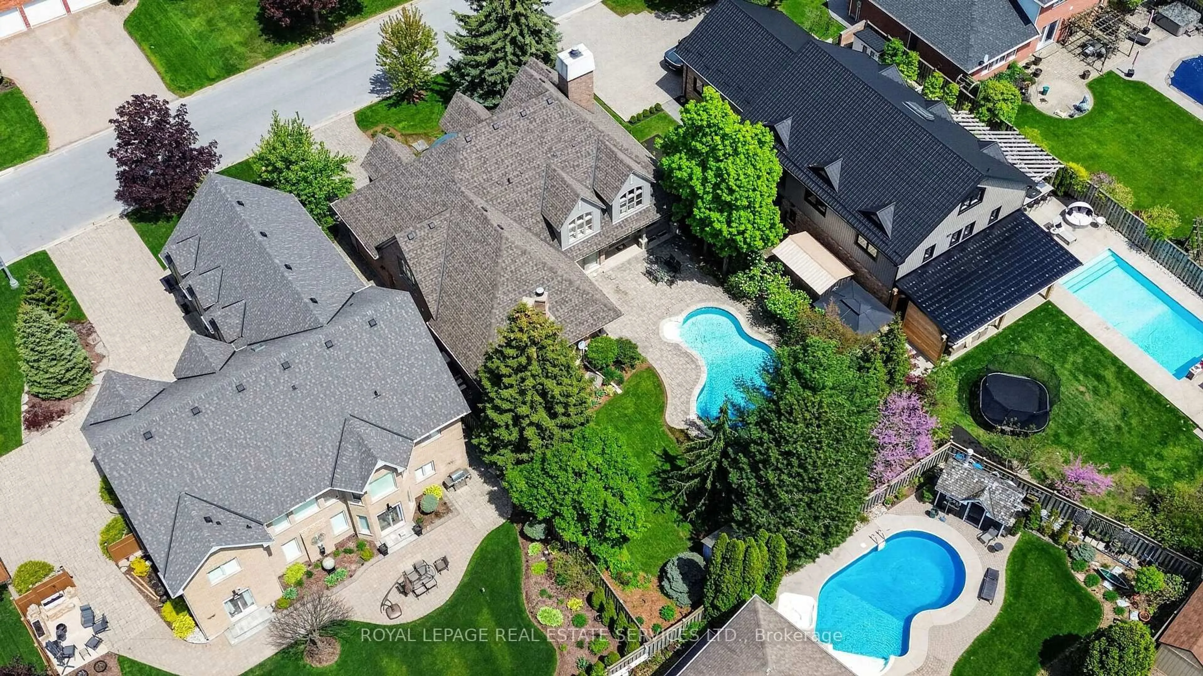 A pic from outside/outdoor area/front of a property/back of a property/a pic from drone, street for 3476 Vinehaven Tr, Lincoln Ontario L0R 2C0