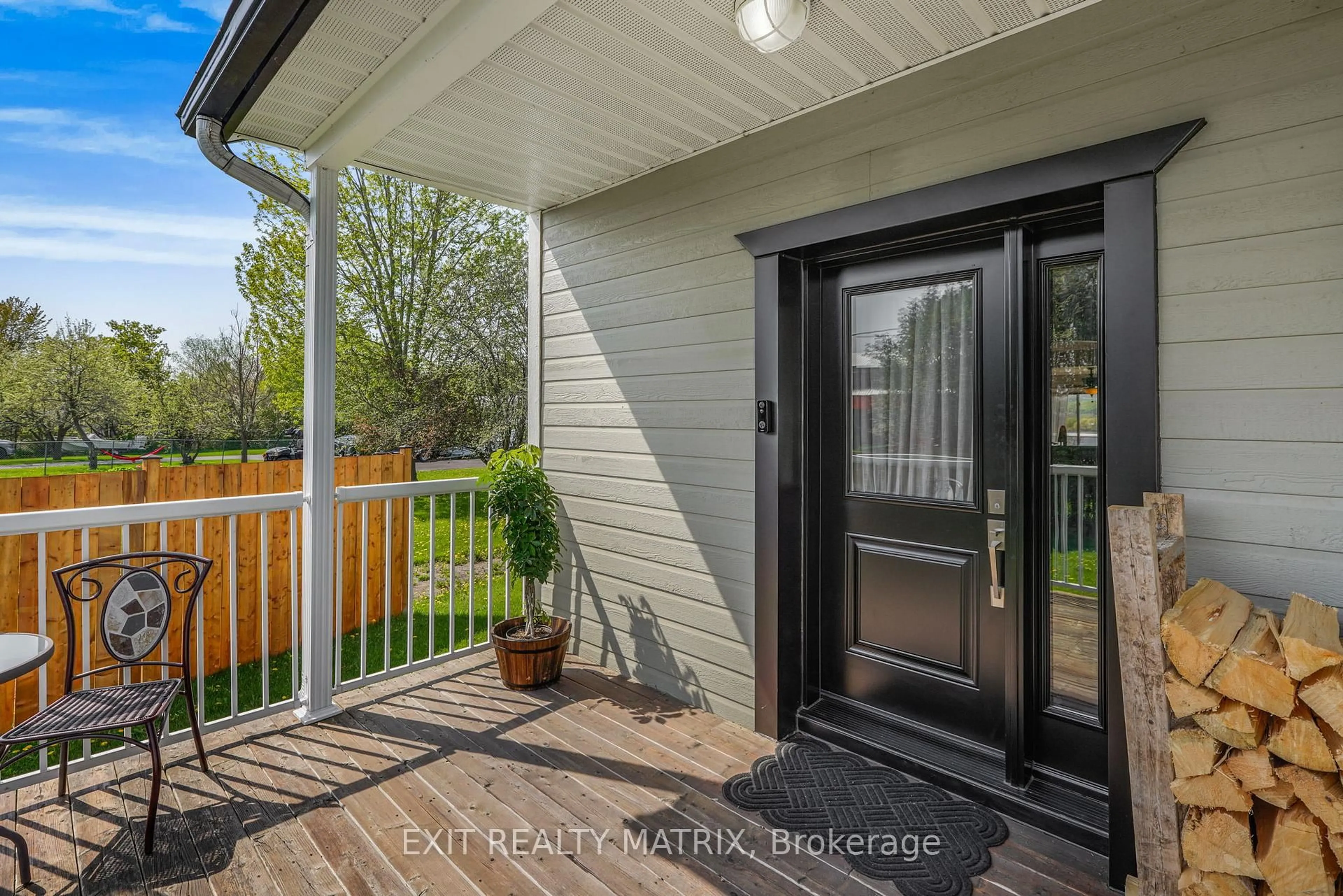 Indoor entryway for 1871 Lajoie St, Alfred and Plantagenet Ontario K0B 1J0
