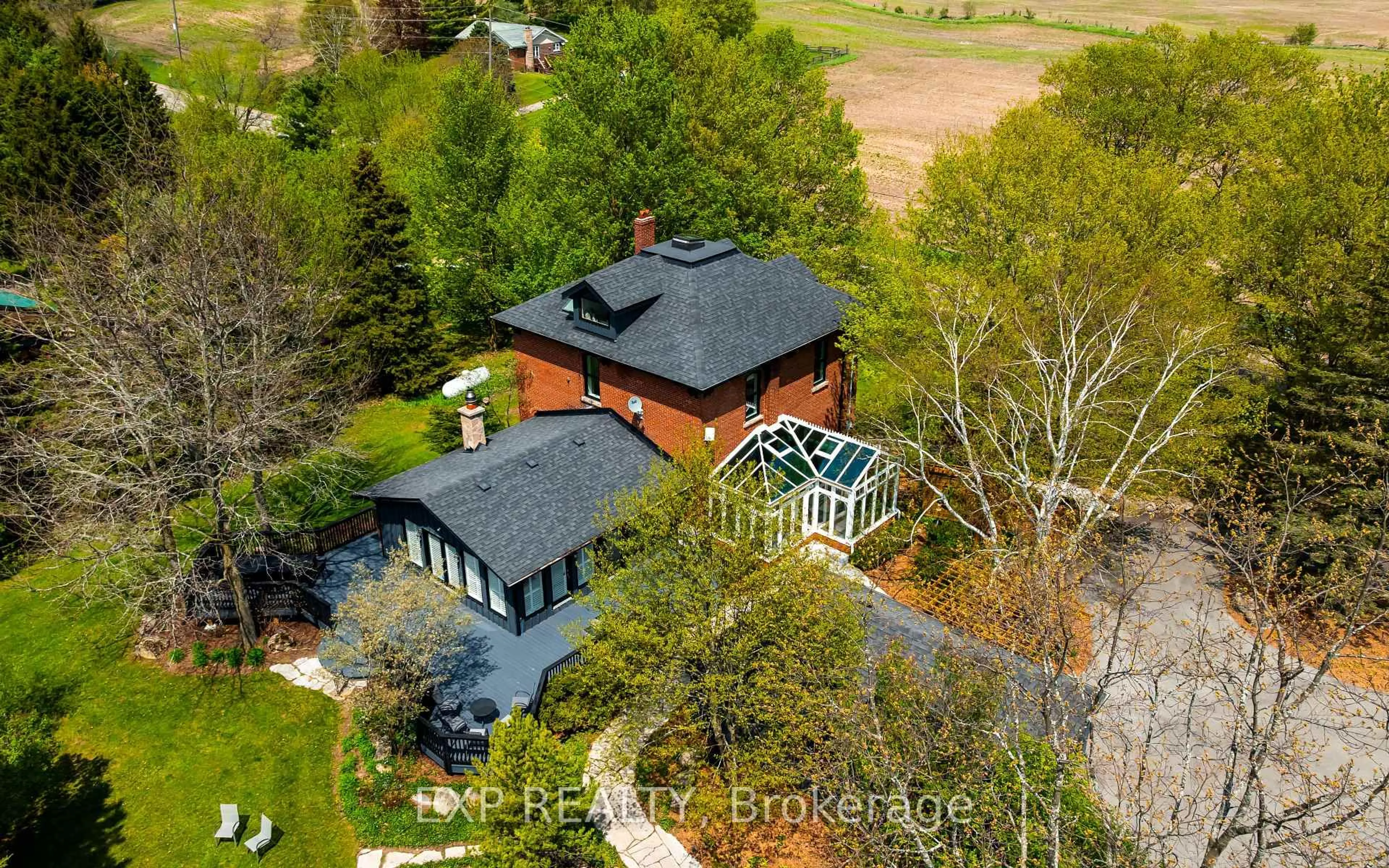 A pic from outside/outdoor area/front of a property/back of a property/a pic from drone, building for 753174 2nd Line EHS, Mono Ontario L9W 5W4
