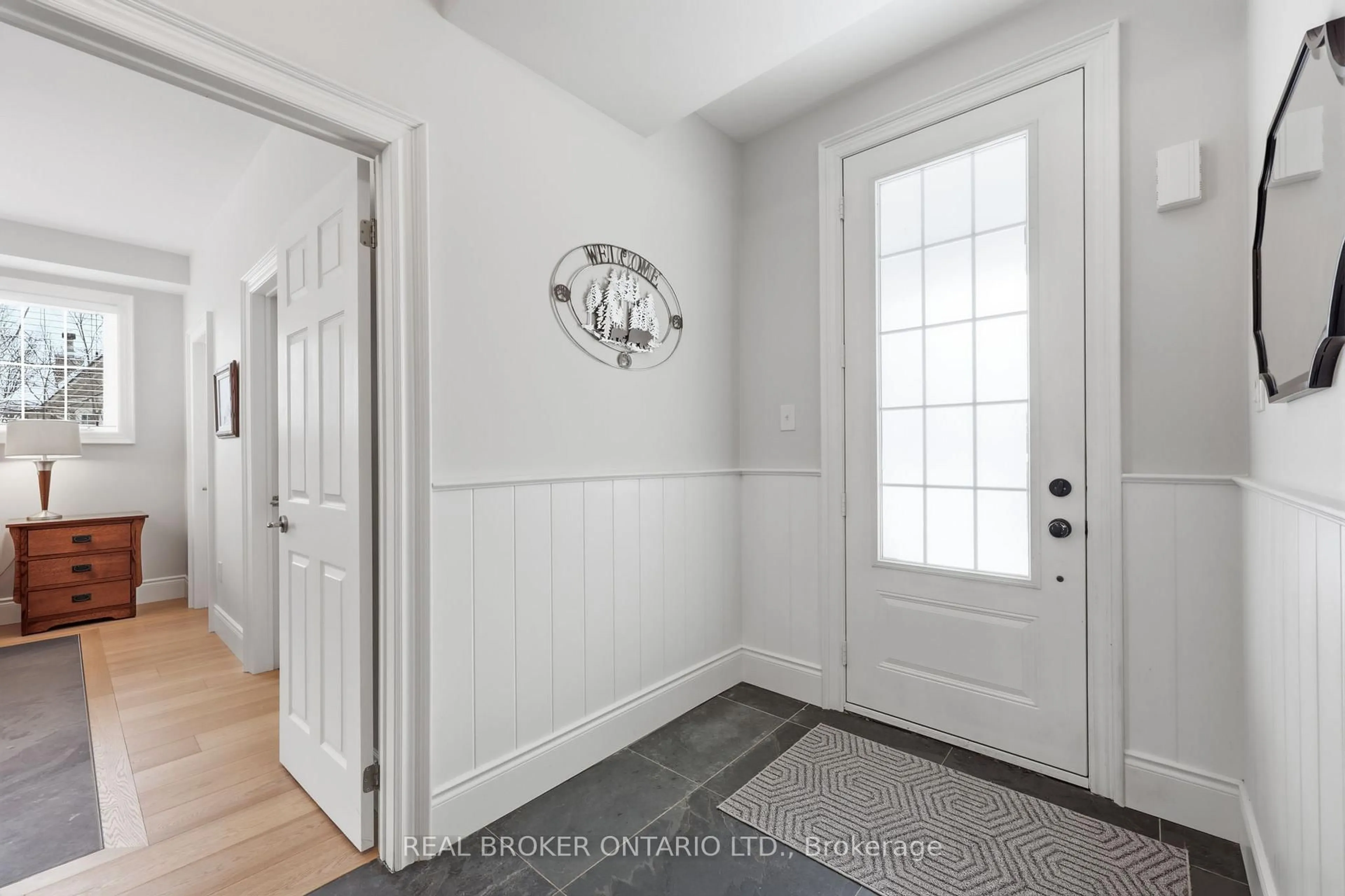 Indoor entryway for 19 Marina Village Dr, Georgian Bay Ontario L0K 1S0
