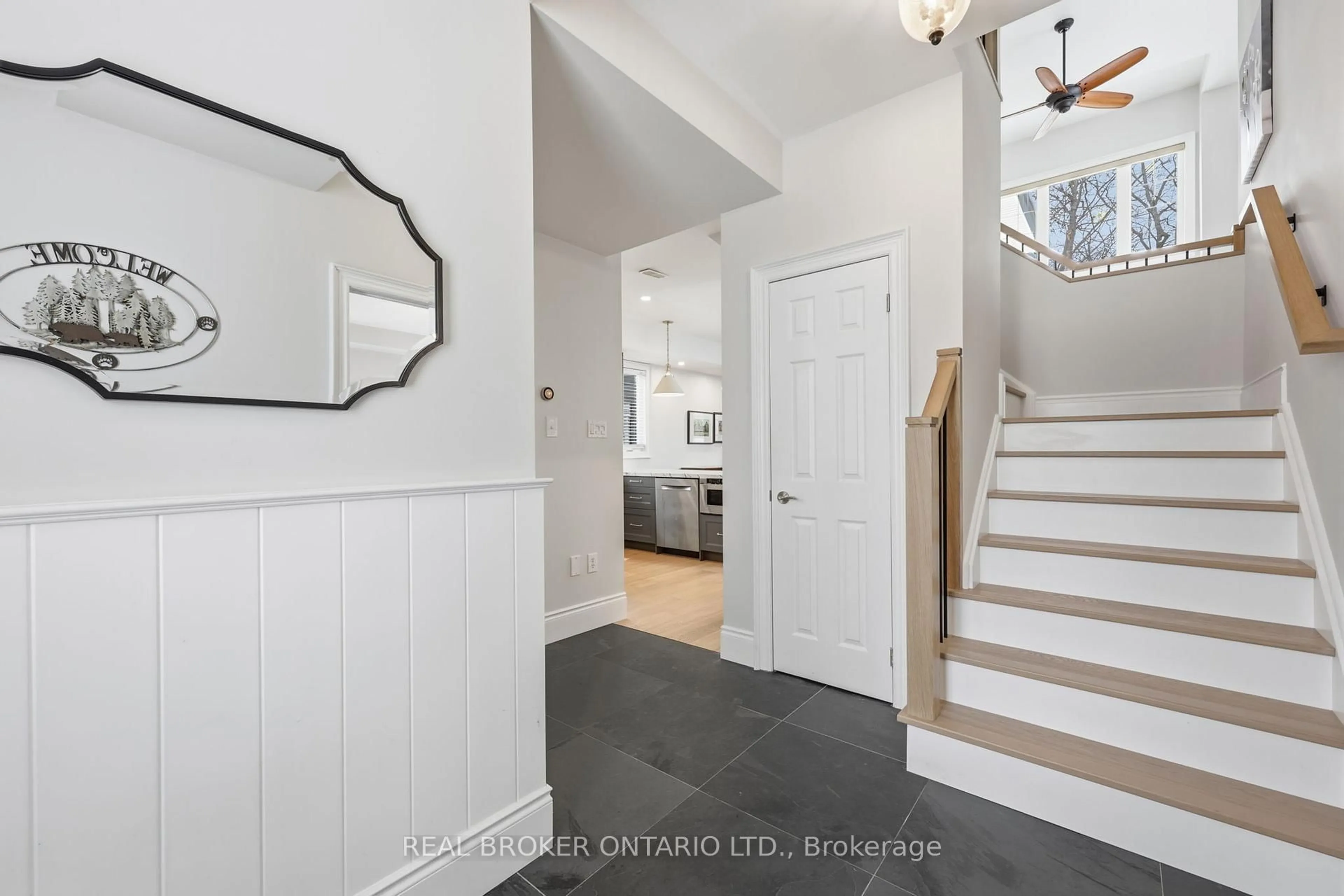 Indoor entryway for 19 Marina Village Dr, Georgian Bay Ontario L0K 1S0