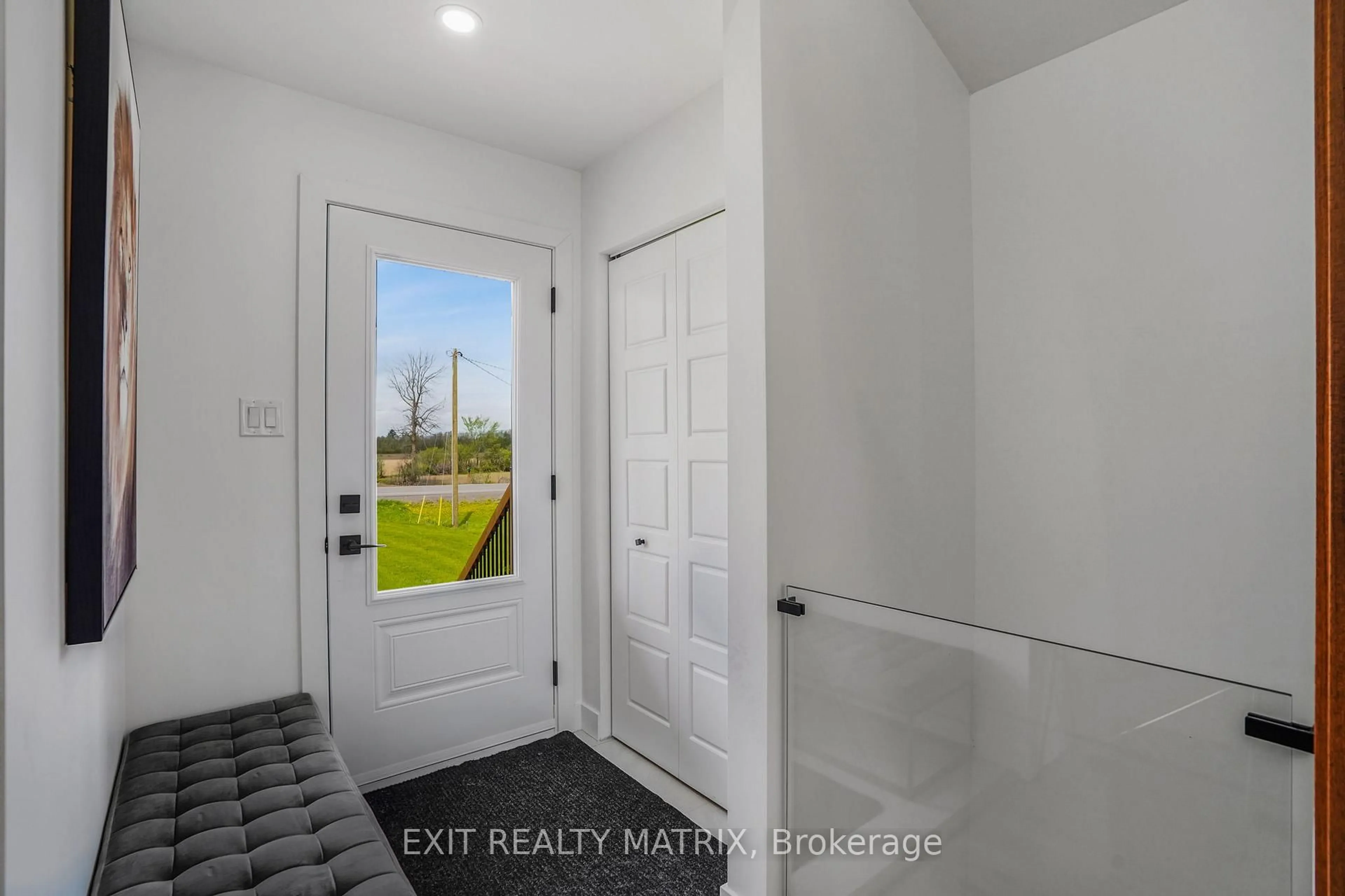 Indoor entryway for 2341 Dandy Rd, Champlain Ontario K6A 2R2