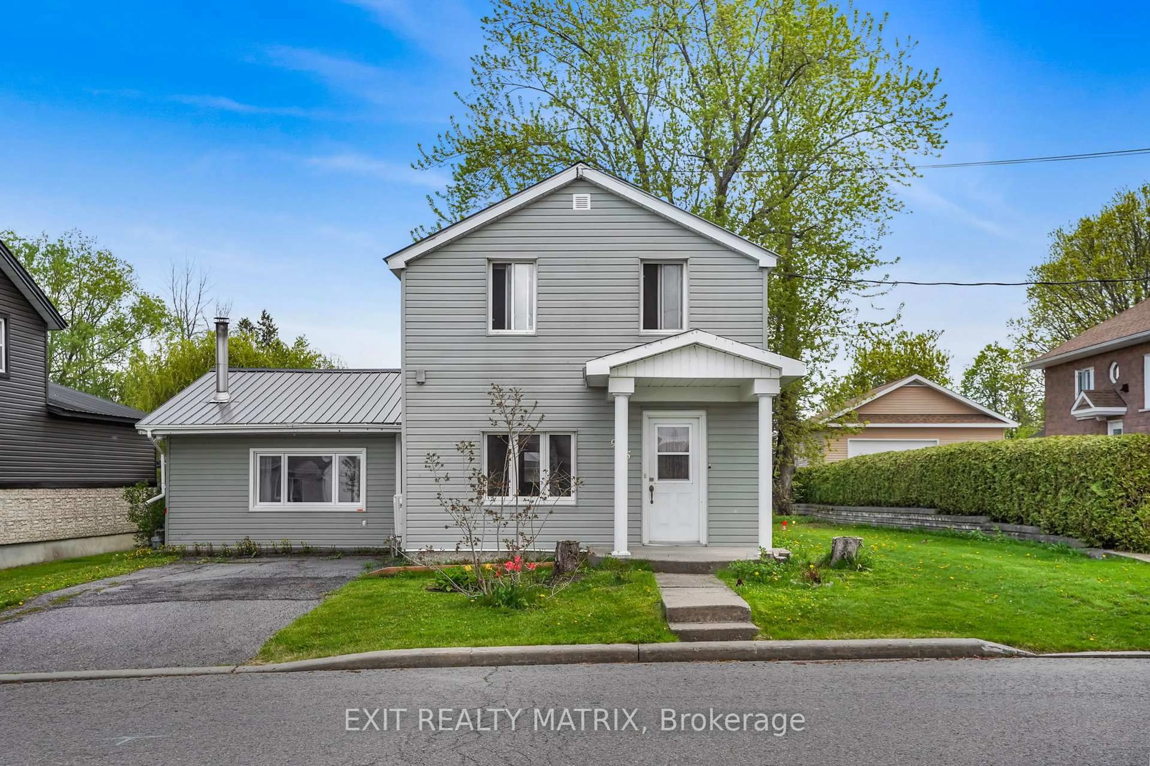 Home with vinyl exterior material, street for 975 Queen St, Champlain Ontario K0B 1K0