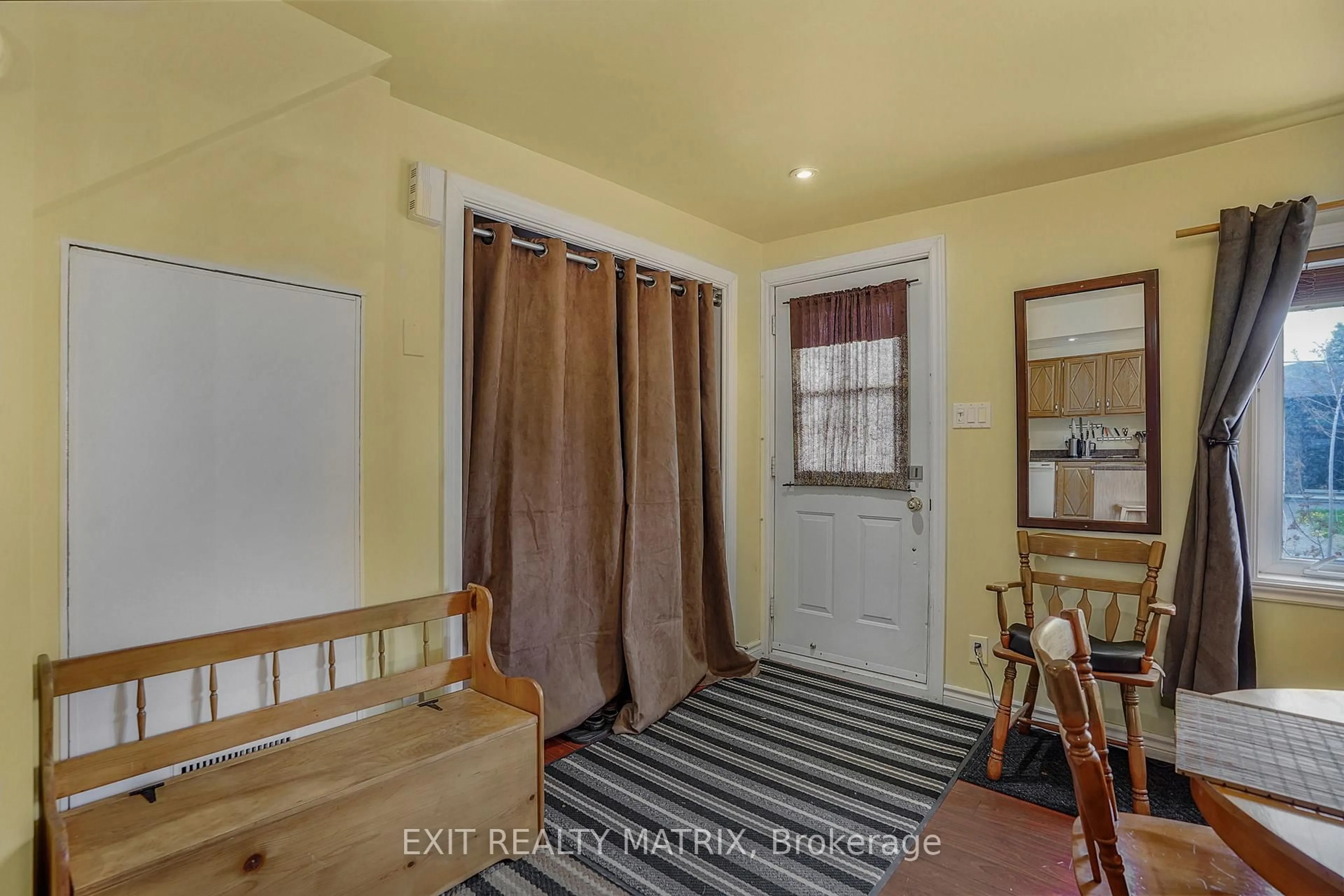Indoor entryway for 975 Queen St, Champlain Ontario K0B 1K0