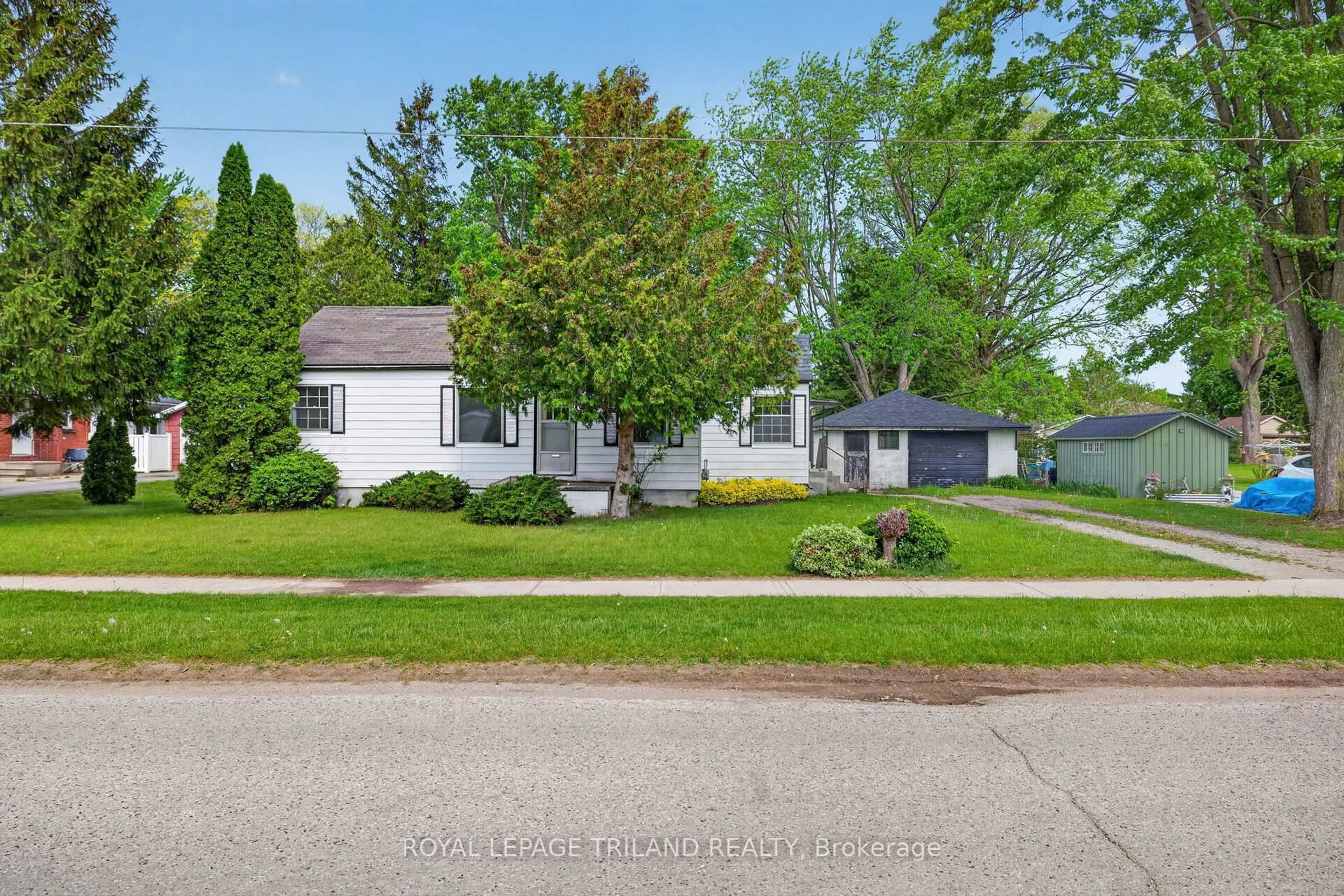 A pic from outside/outdoor area/front of a property/back of a property/a pic from drone, street for 147 Burns St, Strathroy-Caradoc Ontario N7G 1X4