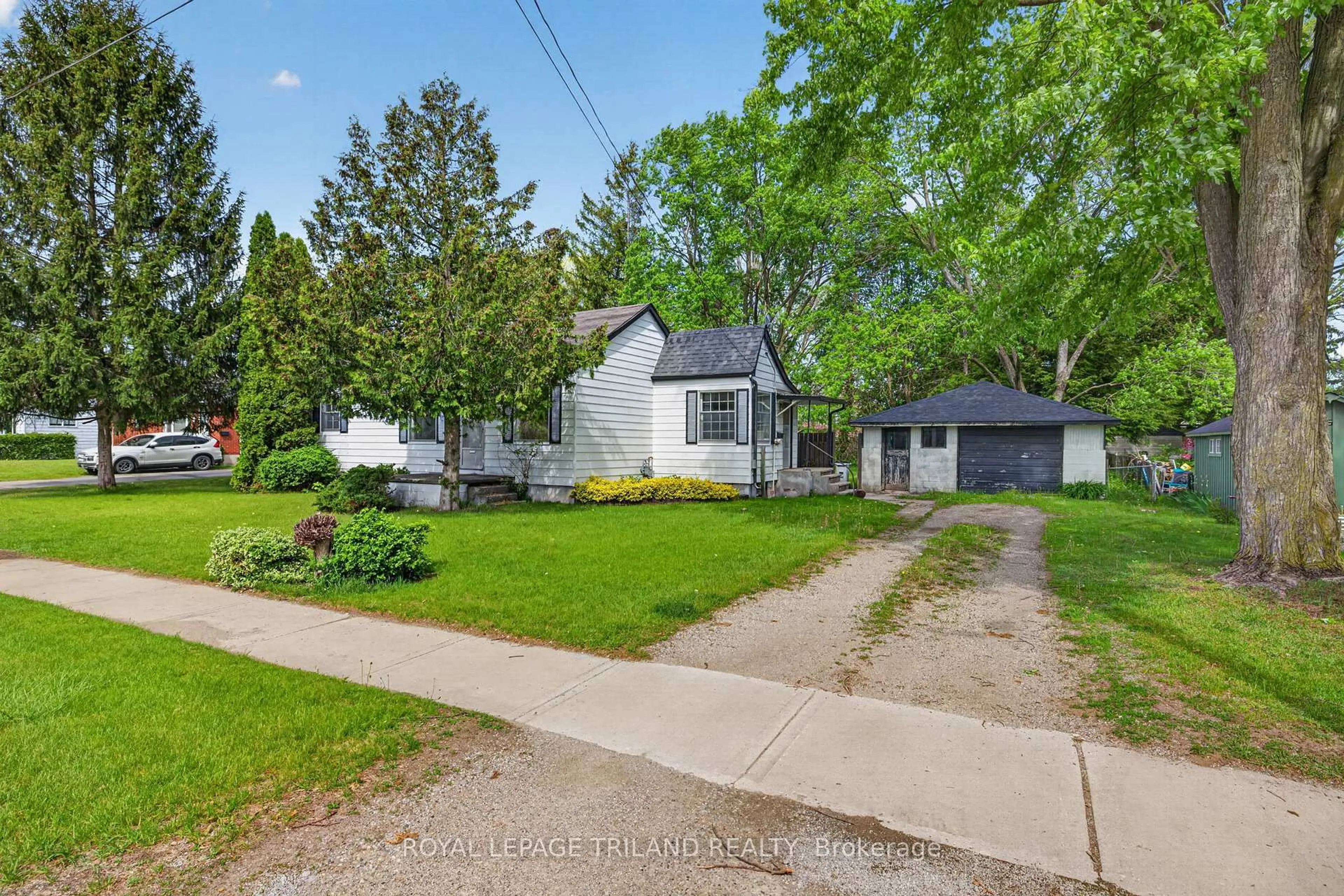A pic from outside/outdoor area/front of a property/back of a property/a pic from drone, street for 147 Burns St, Strathroy-Caradoc Ontario N7G 1X4