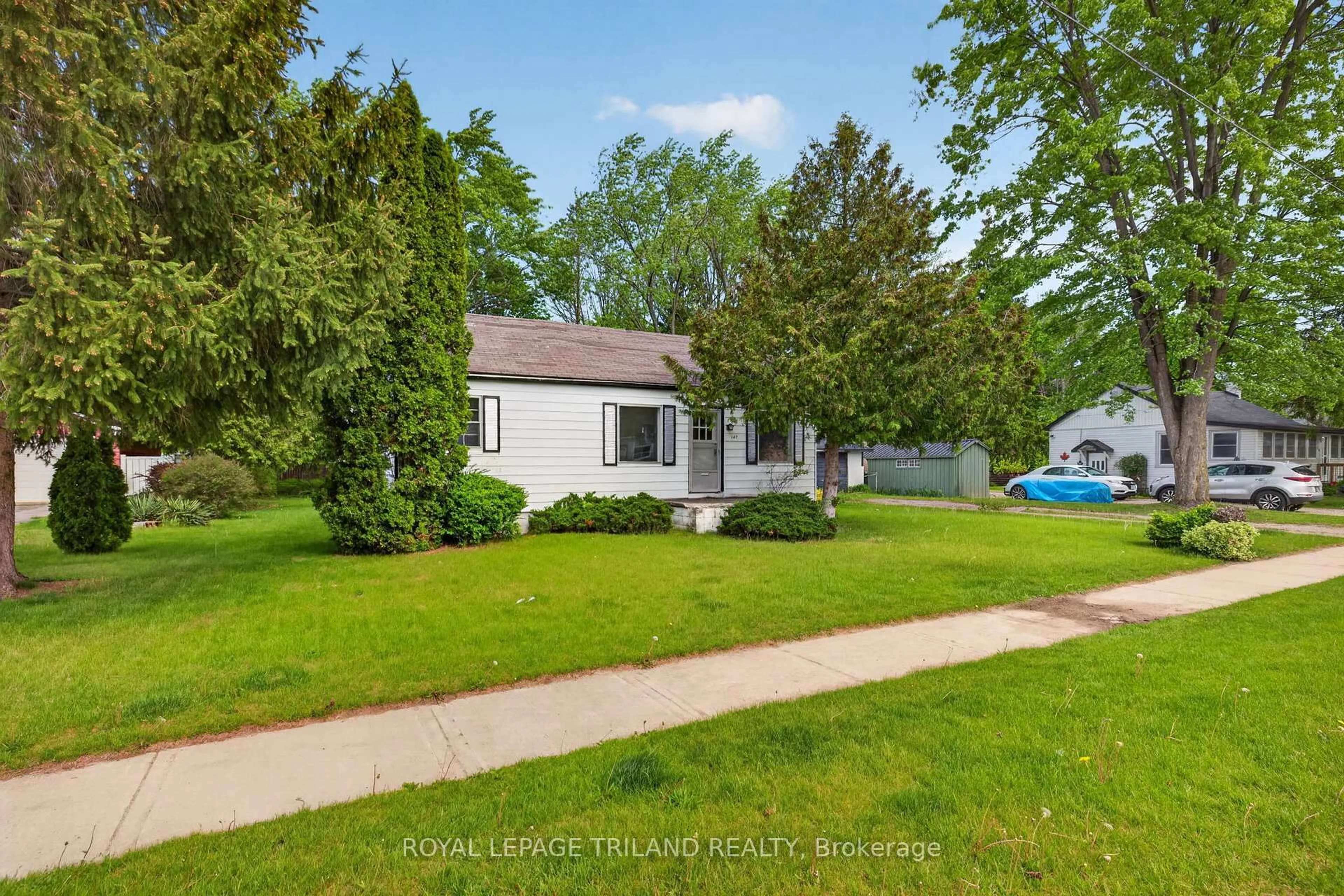 A pic from outside/outdoor area/front of a property/back of a property/a pic from drone, street for 147 Burns St, Strathroy-Caradoc Ontario N7G 1X4