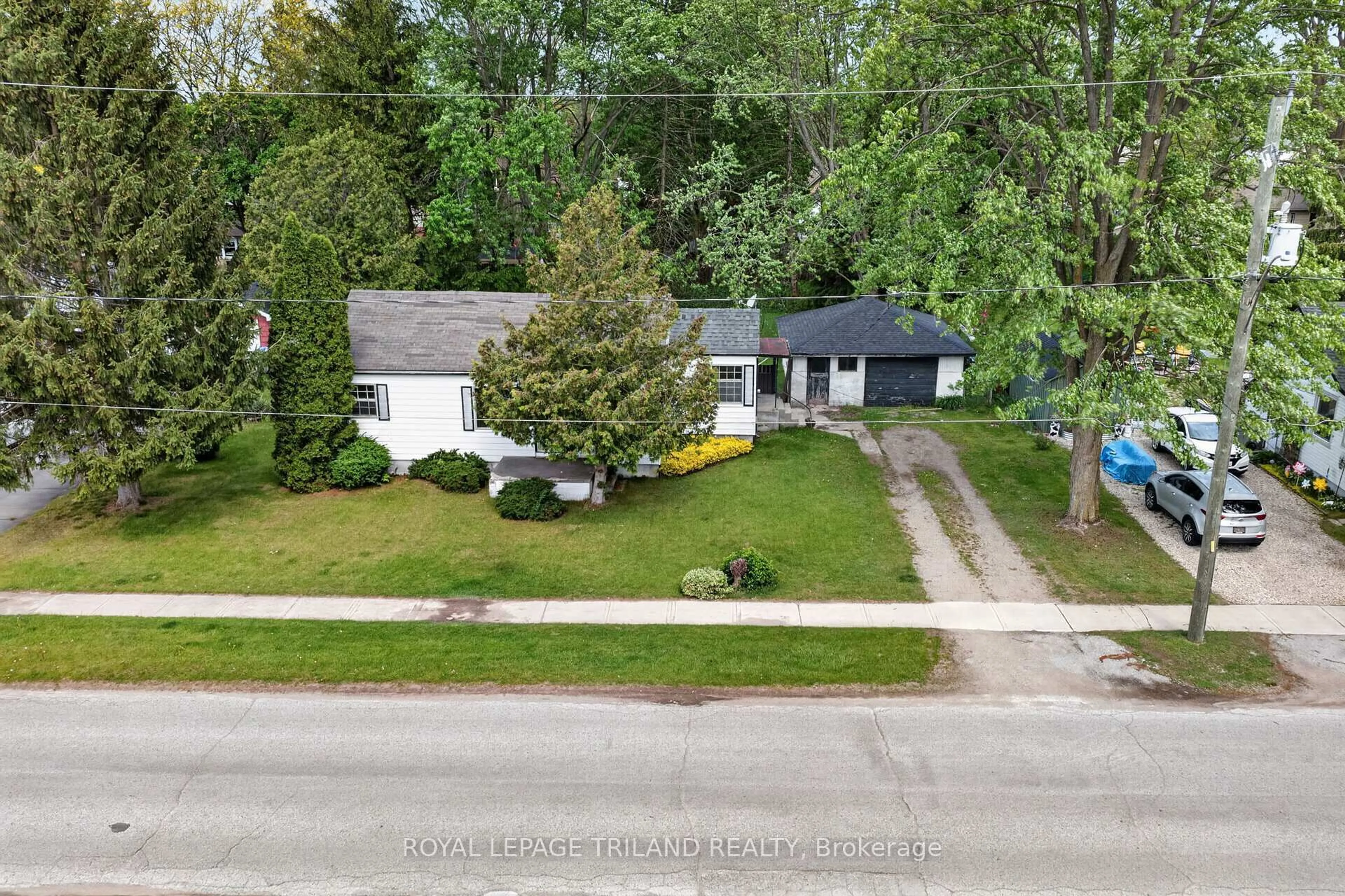 A pic from outside/outdoor area/front of a property/back of a property/a pic from drone, street for 147 Burns St, Strathroy-Caradoc Ontario N7G 1X4