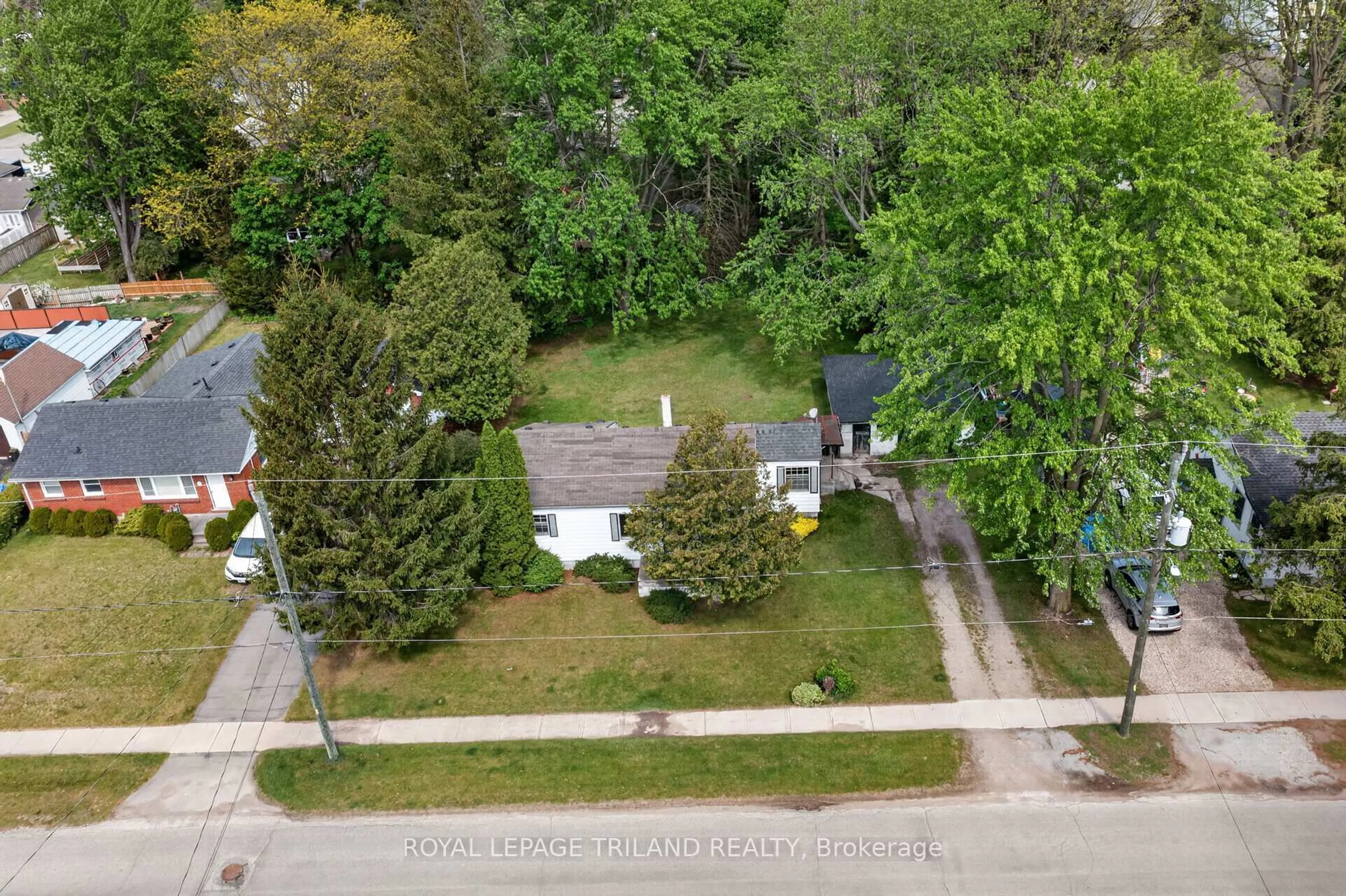 A pic from outside/outdoor area/front of a property/back of a property/a pic from drone, street for 147 Burns St, Strathroy-Caradoc Ontario N7G 1X4