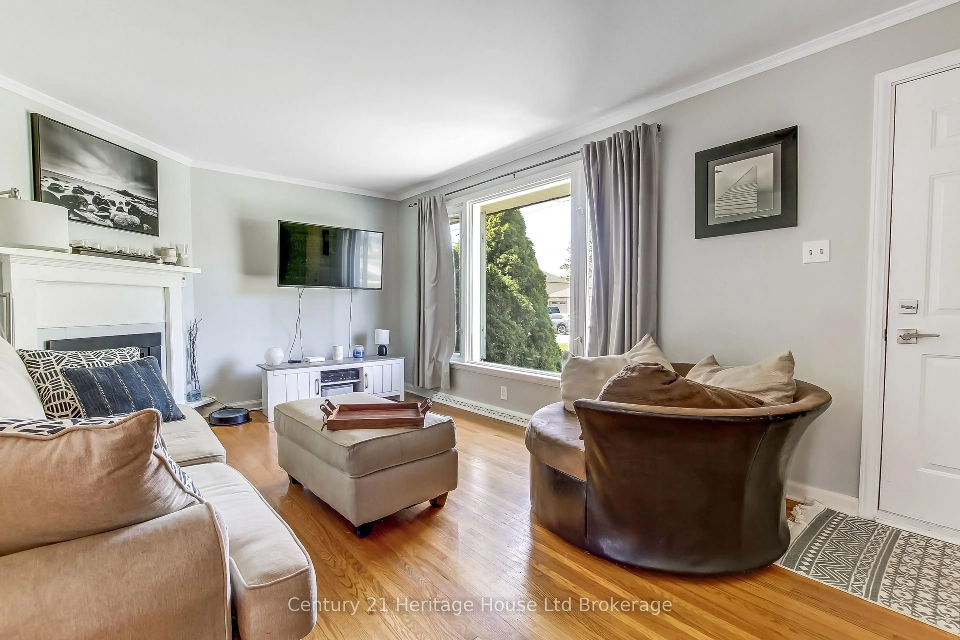 Living room with furniture, wood/laminate floor for 219 Brock St, Zorra Ontario N0M 2M0