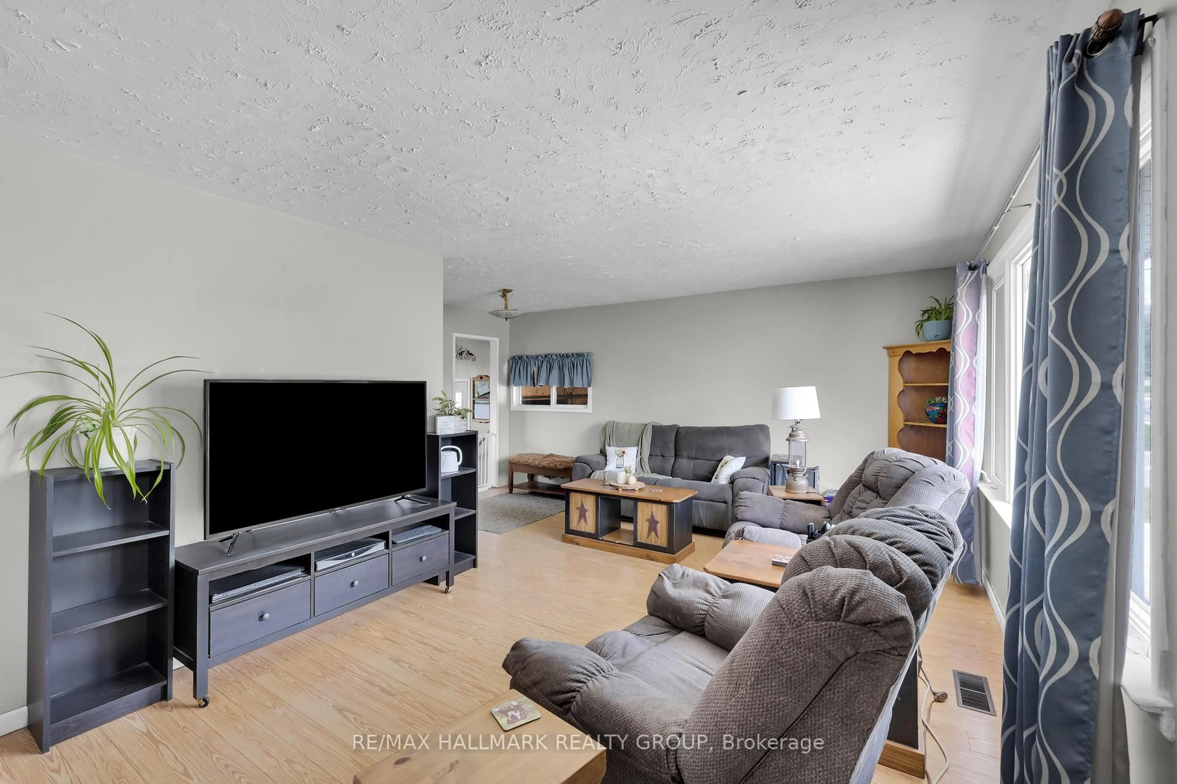 Living room with furniture, unknown for 86 Jasper Ave, Smiths Falls Ontario K7A 4E1